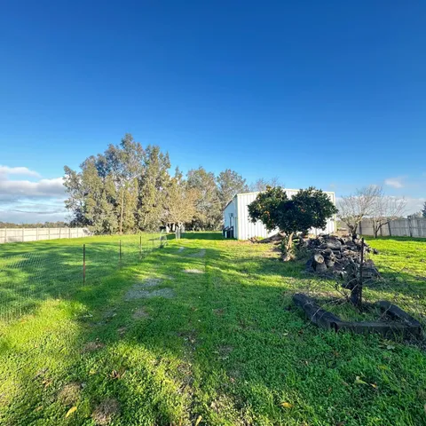 a view of a yard with a house