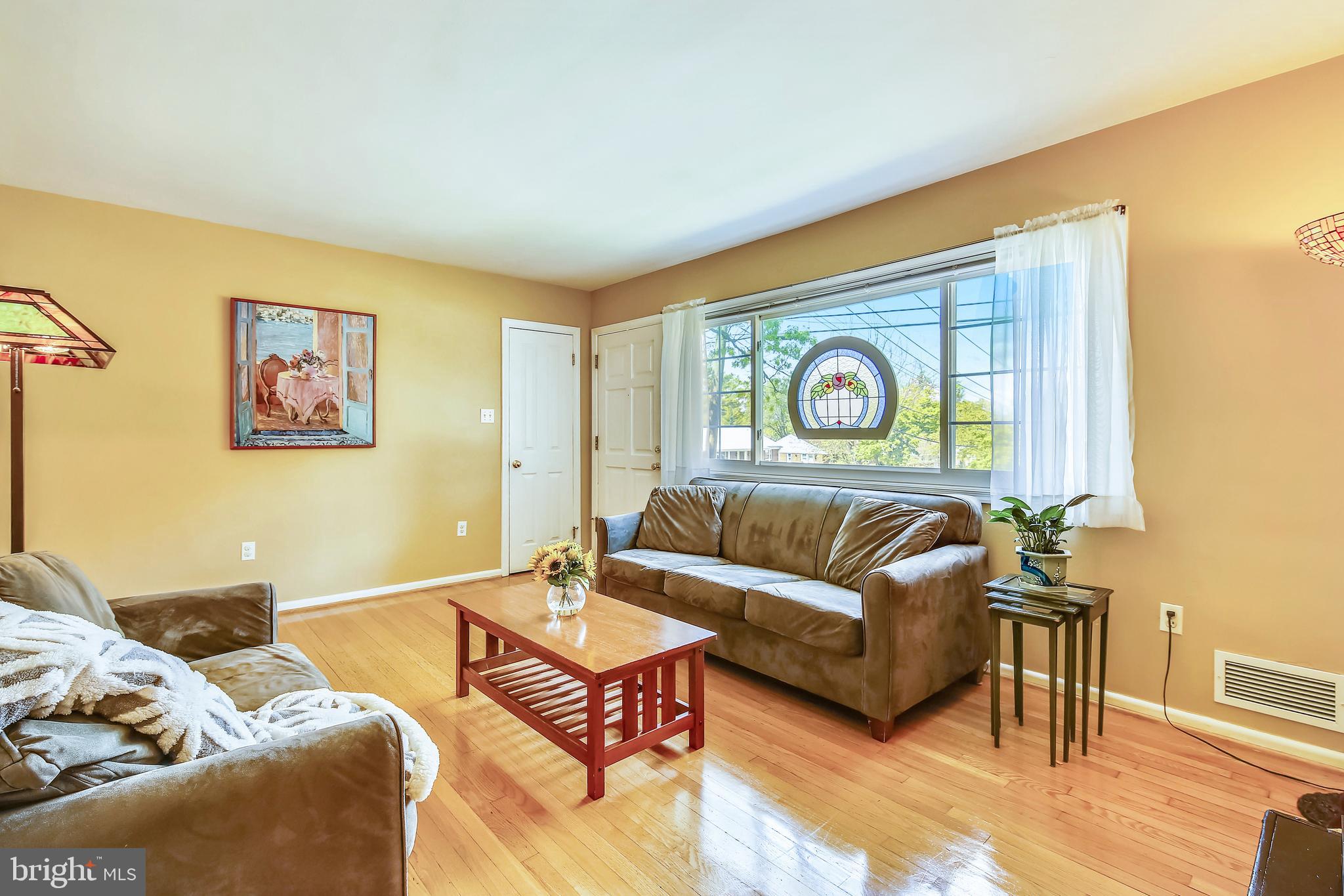6316 Bells Mill Road Bethesda, MD 20817 - Photo 5 of 33 Living room