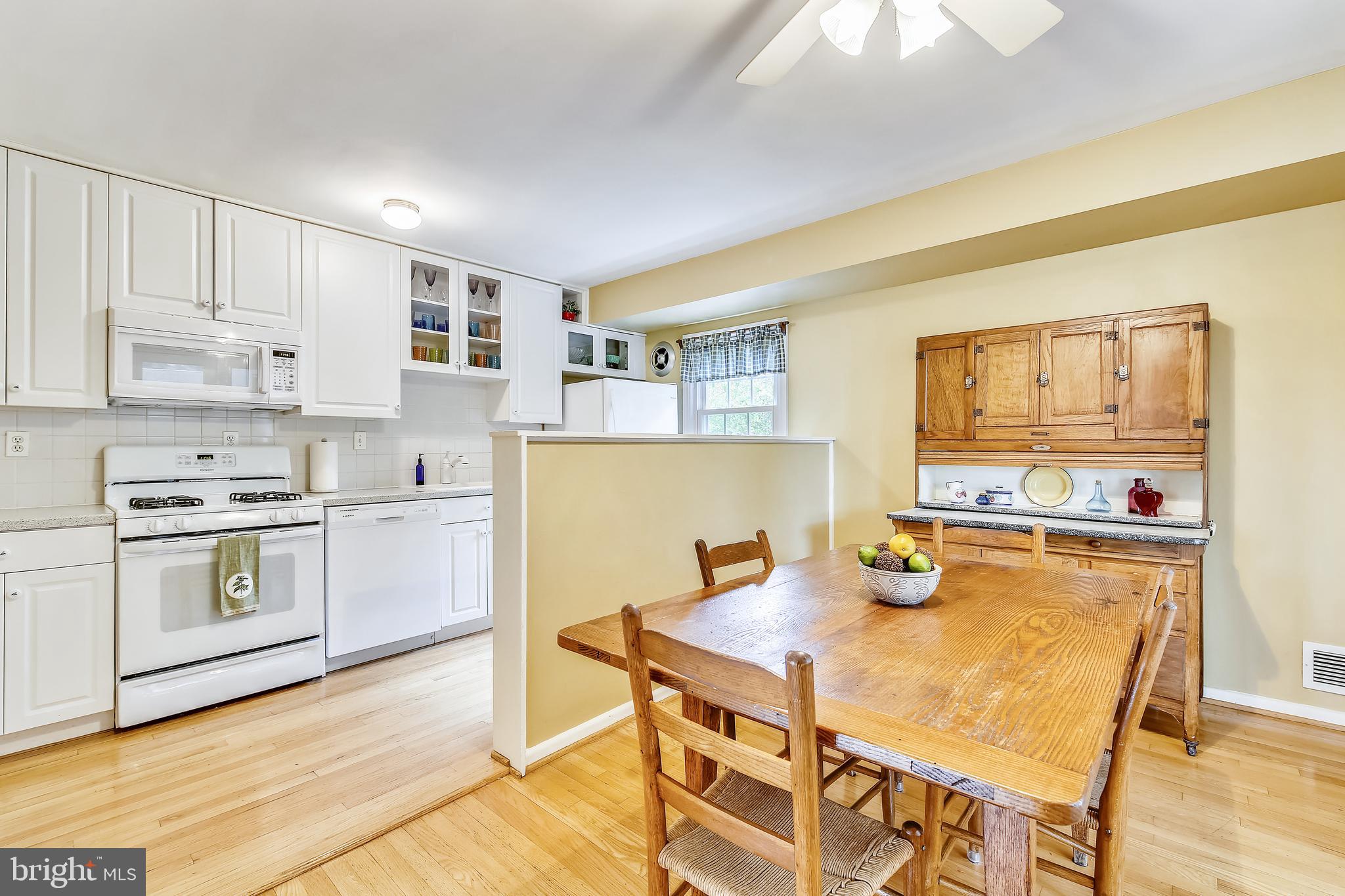 6316 Bells Mill Road Bethesda, MD 20817 - Photo 9 of 33 Kitchen and dining area