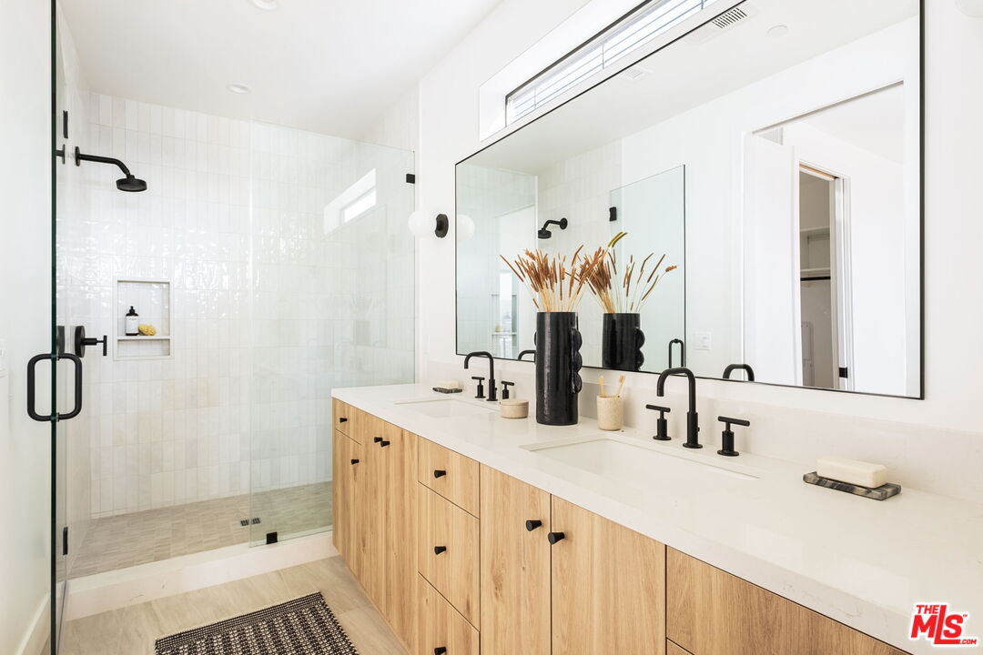 762 North Arthur Road Los Angeles, CA 90029 - Photo 21 of 30 a bathroom with a tub sink and mirror