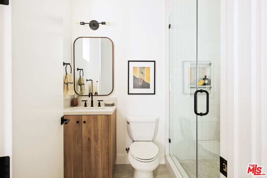 762 North Arthur Road Los Angeles, CA 90029 - Photo 25 of 30 a bathroom with a toilet mirror shower vanity and a sink