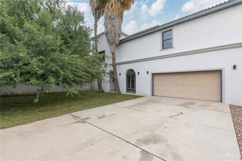 2216 South 45th Street McAllen, TX 78503 - Photo 33 of 40 a view of garage and small yard