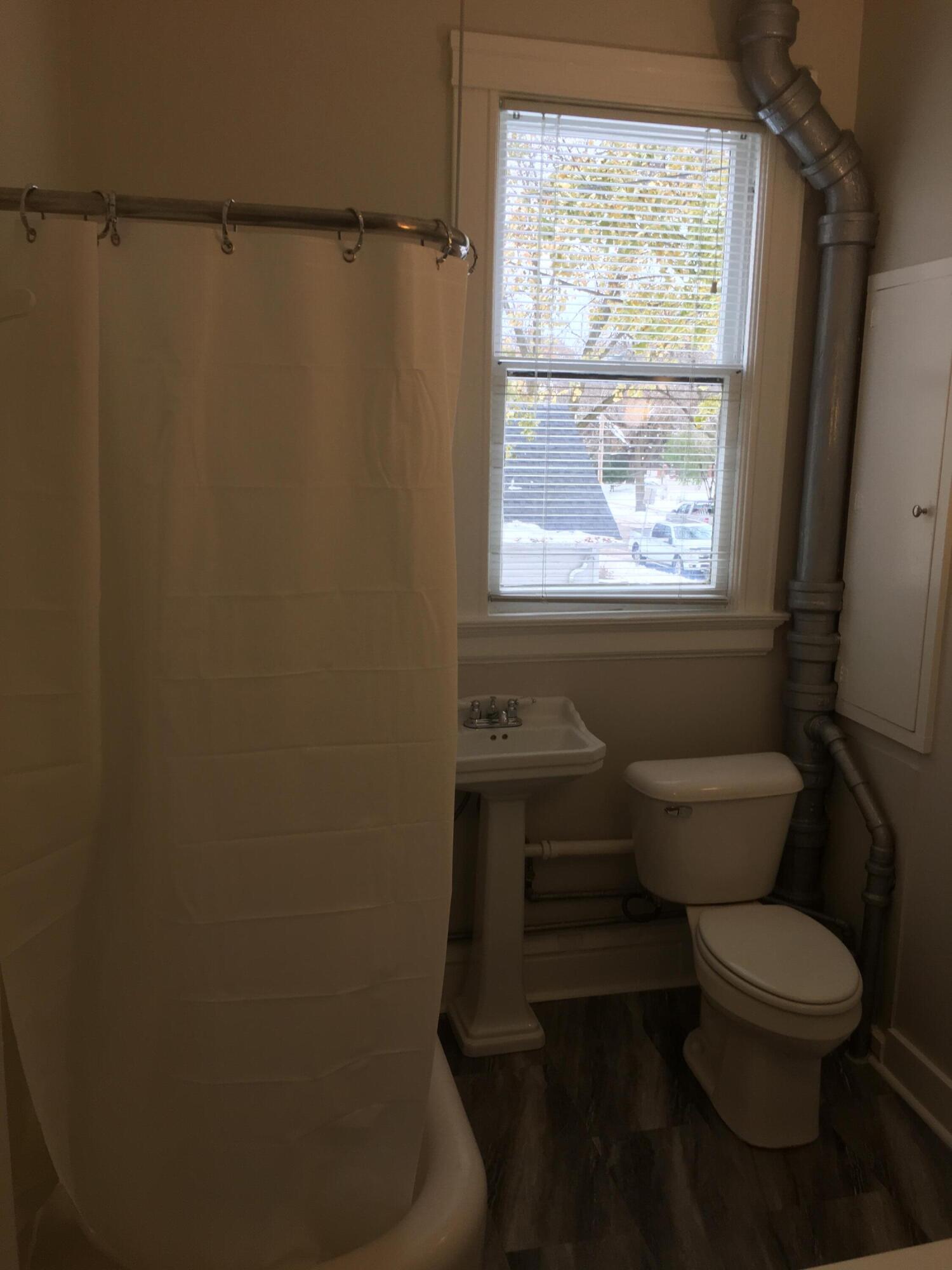 2704 North Hackett Avenue Milwaukee, WI 53211 - Photo 14 of 31 2704 3 BA1