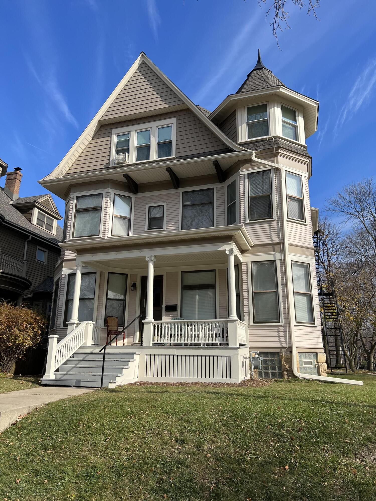 2704 North Hackett Avenue Milwaukee, WI 53211 - Photo 2 of 31 Ext 22 E