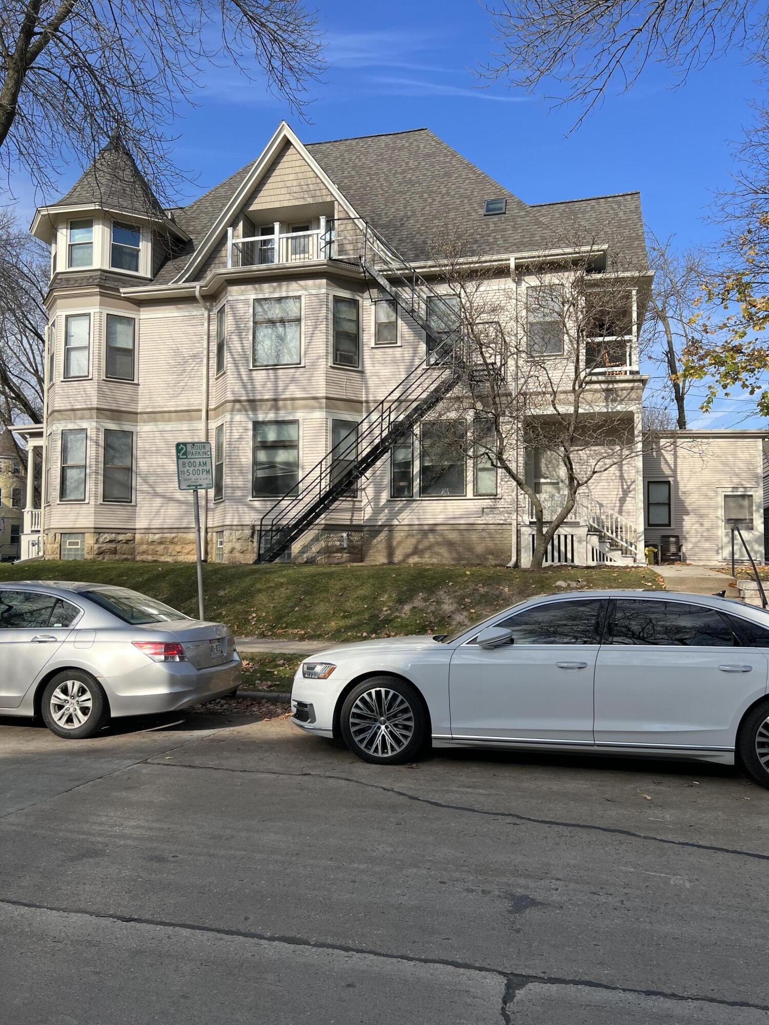2704 North Hackett Avenue Milwaukee, WI 53211 - Photo 3 of 31 Ext 22 S