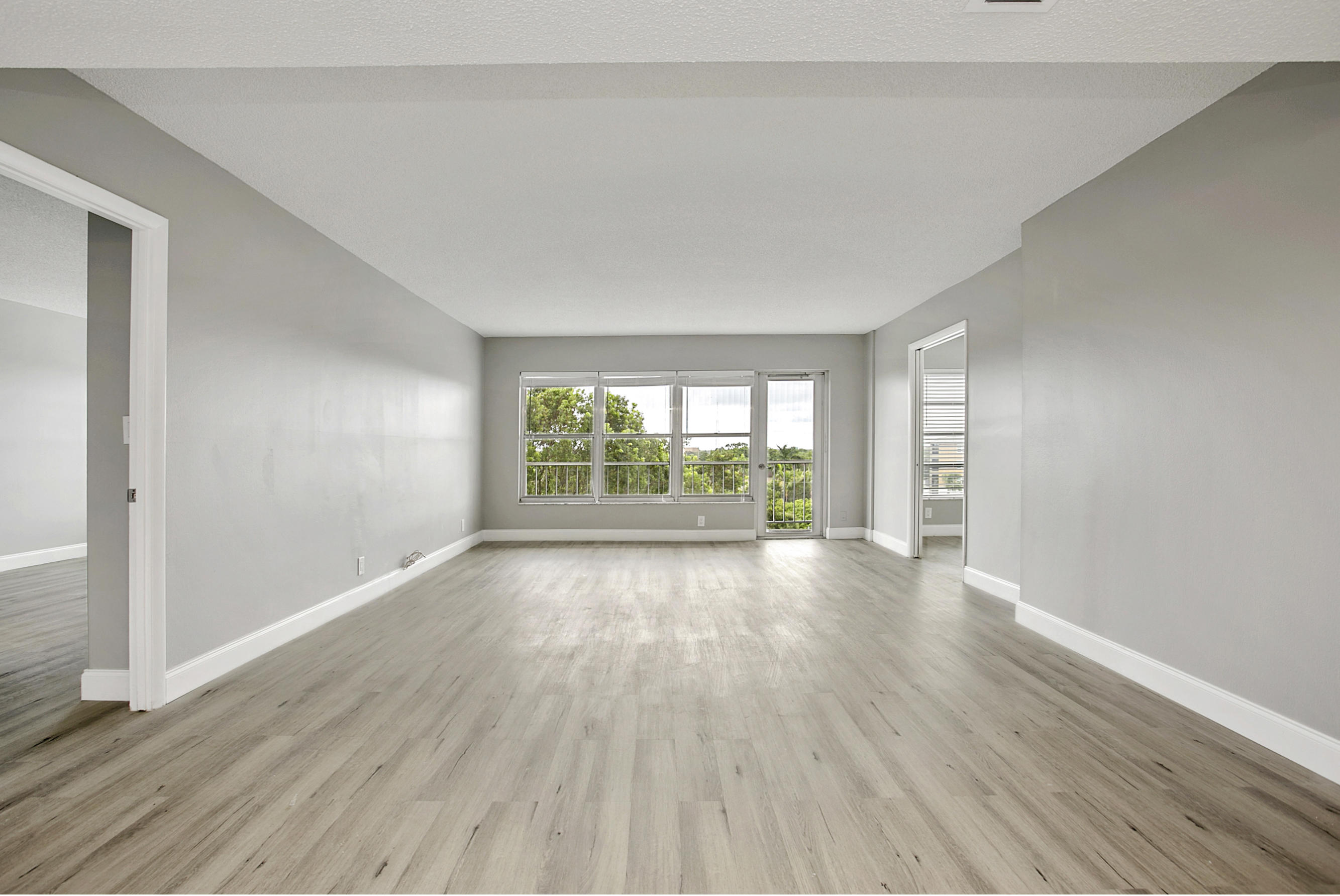 10777 West Sample Road, Unit 615 Coral Springs, FL 33065 - Photo 4 of 18 Living Room