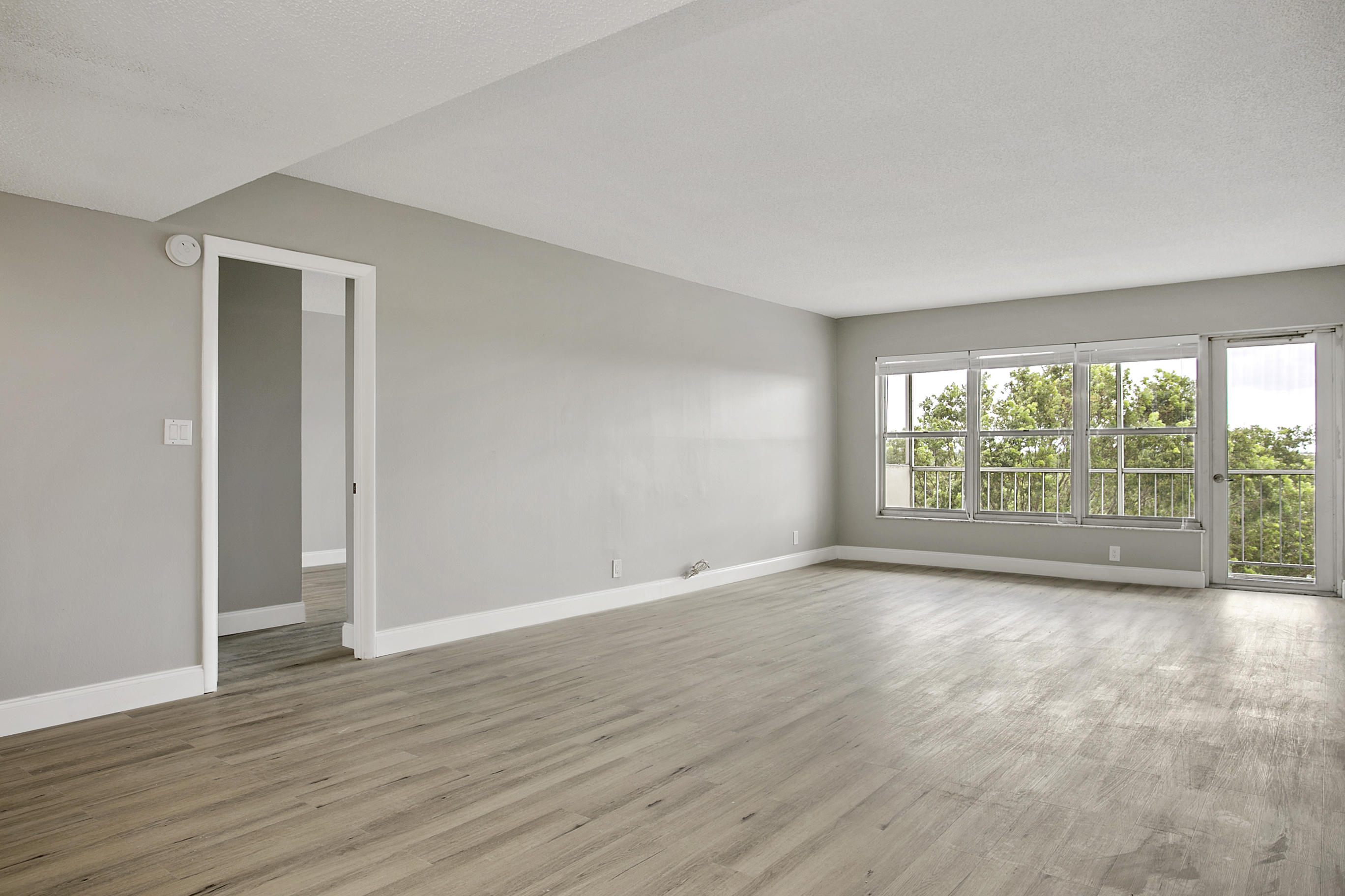 10777 West Sample Road, Unit 615 Coral Springs, FL 33065 - Photo 6 of 18 Living Room