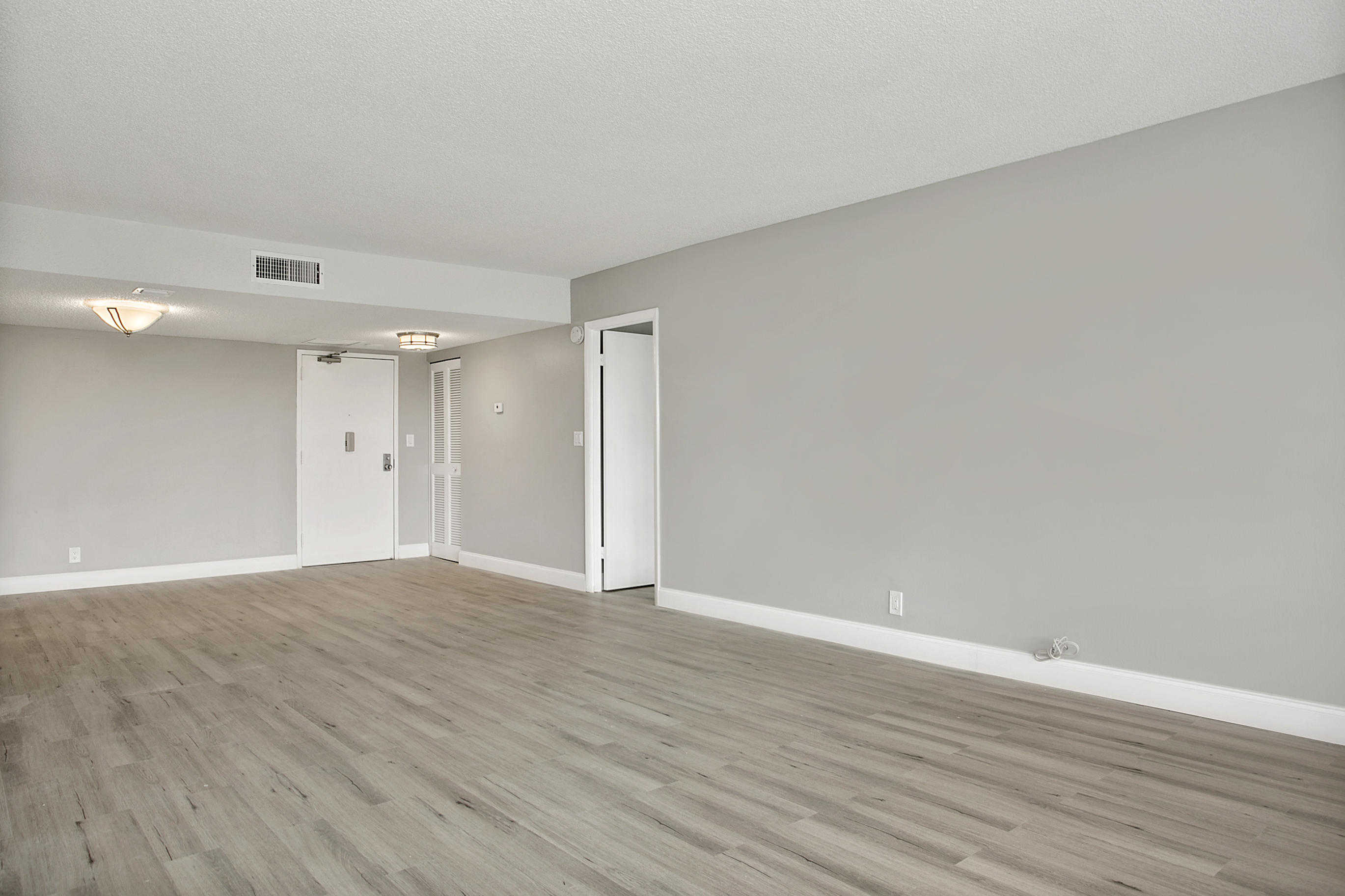 10777 West Sample Road, Unit 615 Coral Springs, FL 33065 - Photo 7 of 18 View into dining area