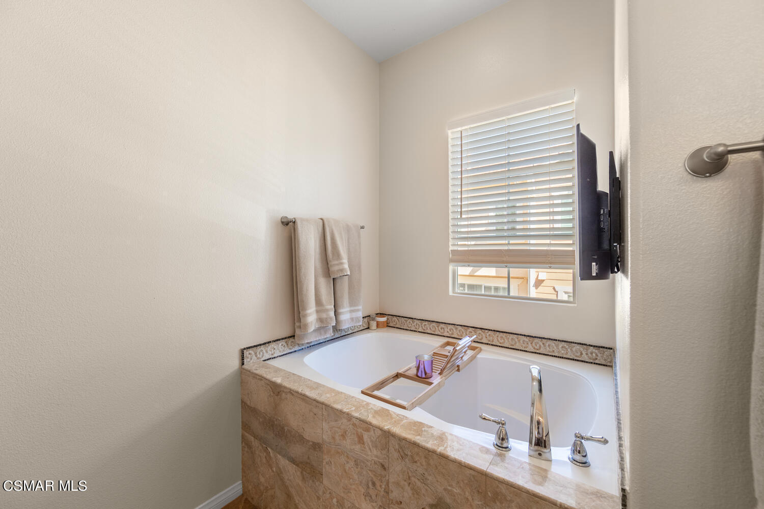 4153 Laredo Lane, Unit B Simi Valley, CA 93063 - Photo 19 of 44 soaking tub