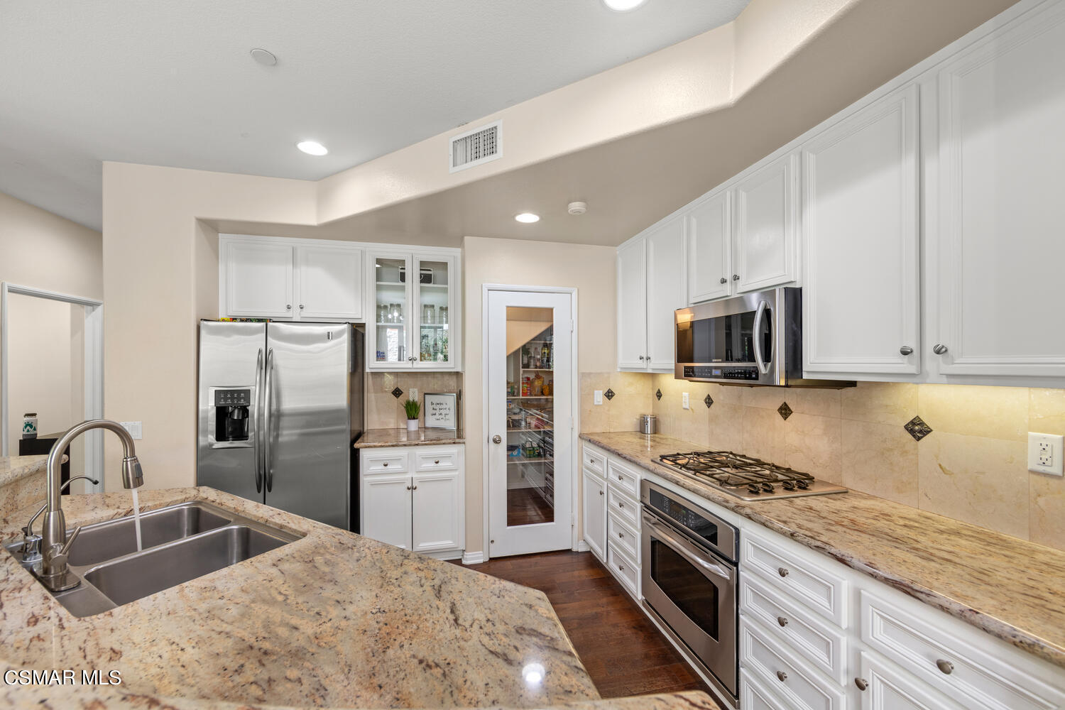 4153 Laredo Lane, Unit B Simi Valley, CA 93063 - Photo 4 of 44 Kitchen