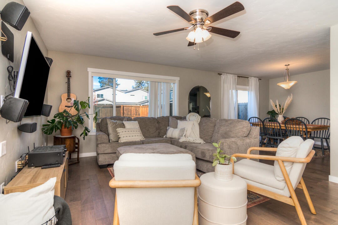 520 Southeast Reed Market Road Bend, OR 97702 - Photo 7 of 25 living area