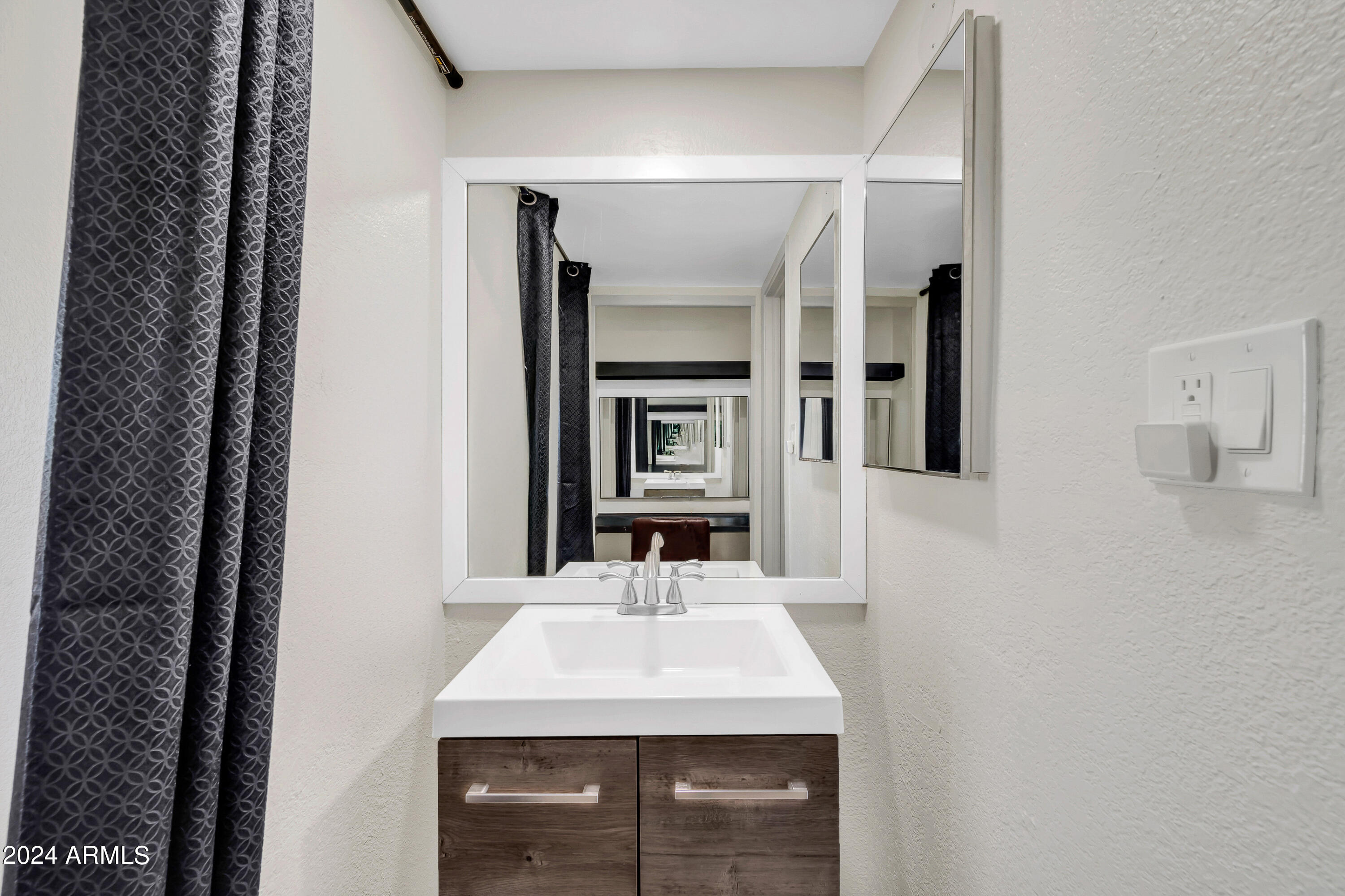 7430 East Chaparral Road, Unit 215A Scottsdale, AZ 85250 - Photo 13 of 32 Remove soap and towel - ok1