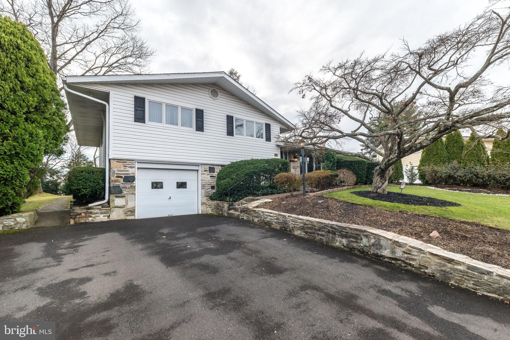 923 Irvin Road Huntingdon Valley, PA 19006 - Photo 2 of 61