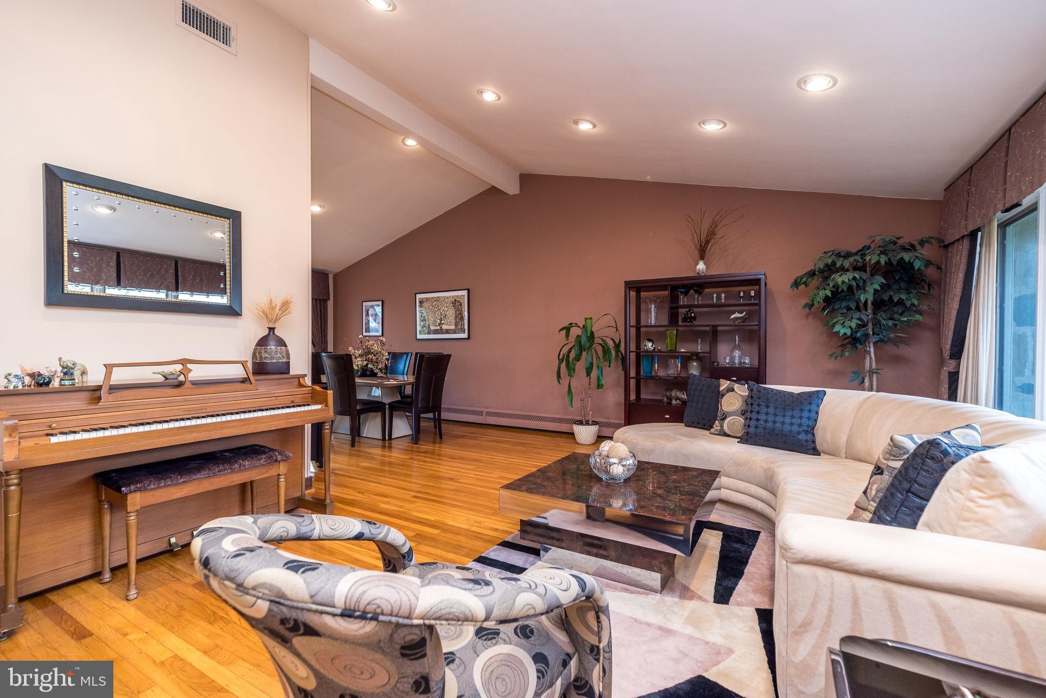 923 Irvin Road Huntingdon Valley, PA 19006 - Photo 8 of 61