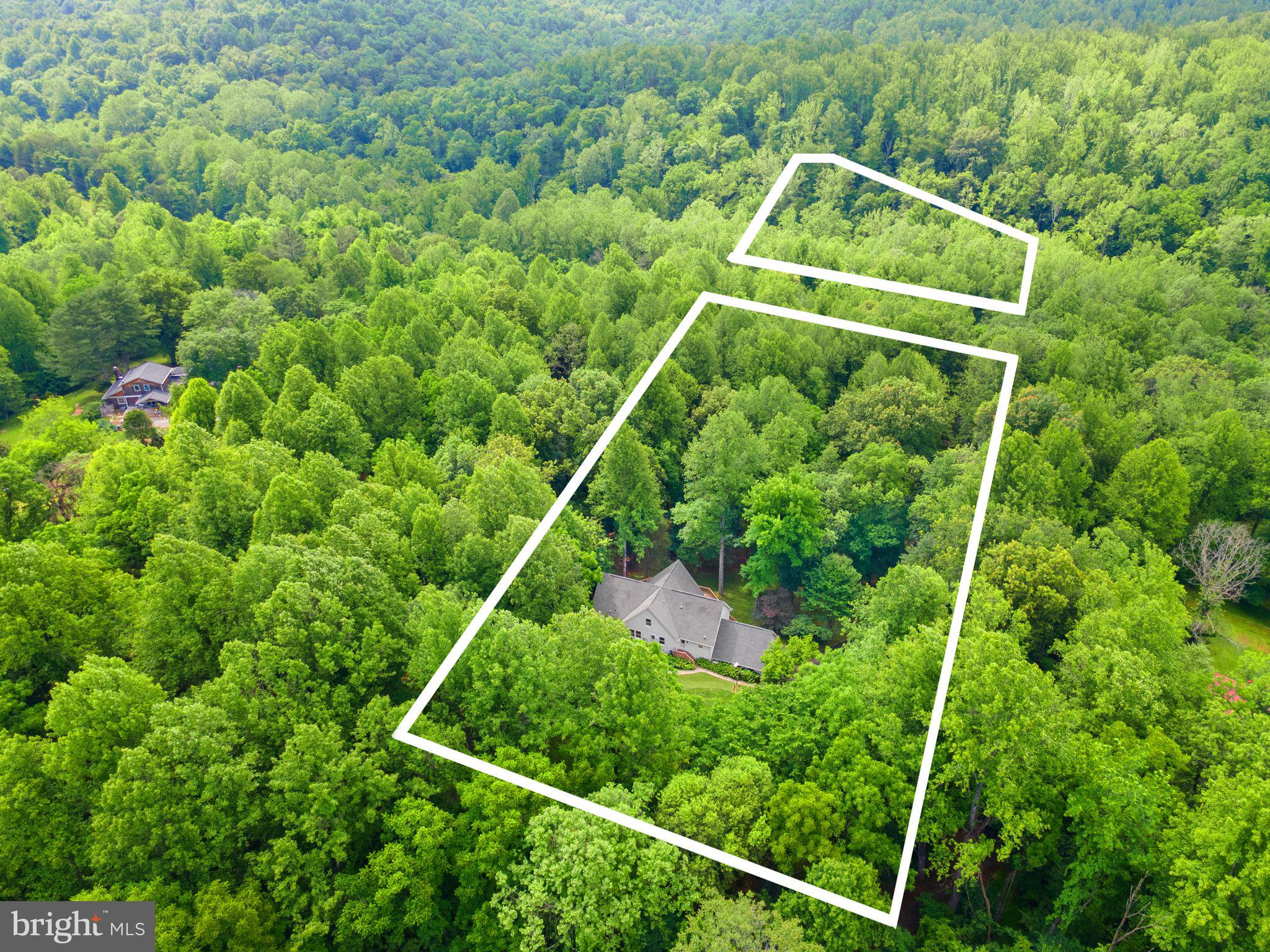 38620 Lime Kiln Road Leesburg, VA 20175 - Photo 83 of 87 a backyard of a house with lots of green space and plants