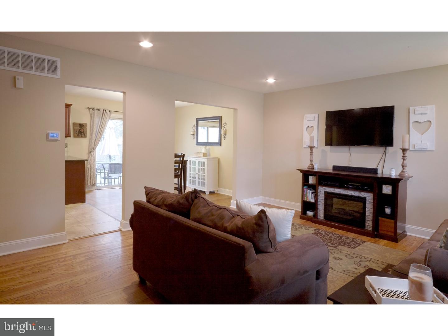 798 Lancing Road Woodbury, NJ 08096 - Photo 3 of 23 Living Room