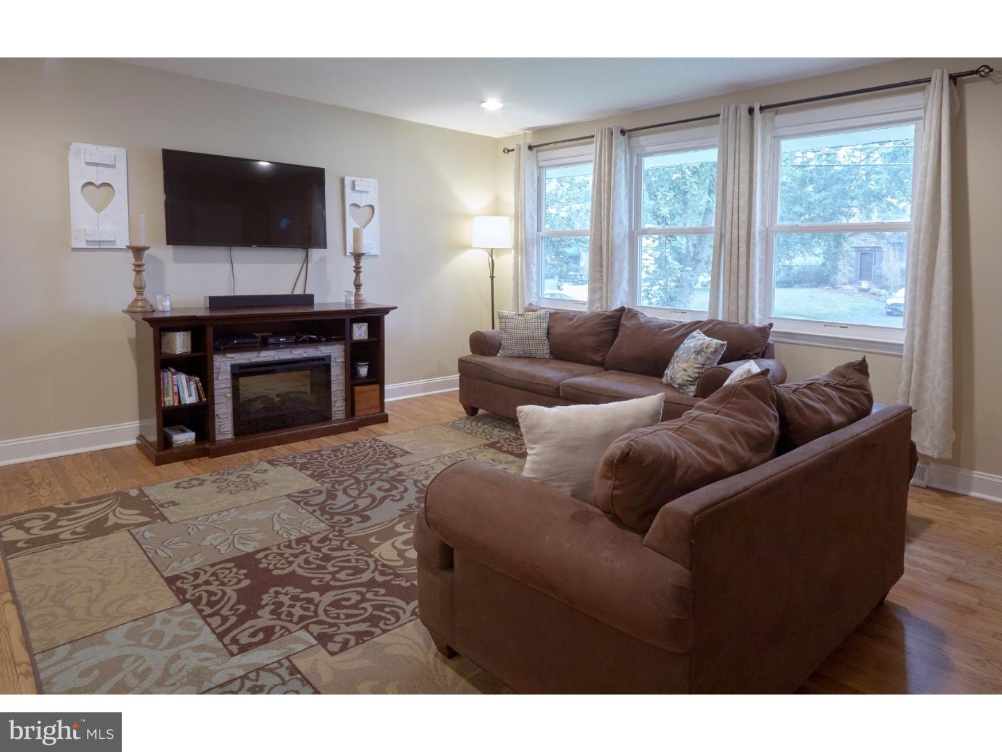 798 Lancing Road Woodbury, NJ 08096 - Photo 4 of 23 Living Room