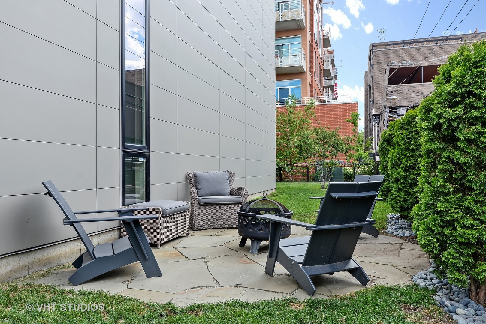 4832 North Clark Street, Unit 101 Chicago, IL 60640 - Photo 21 of 22 a view of a patio with a table and chairs