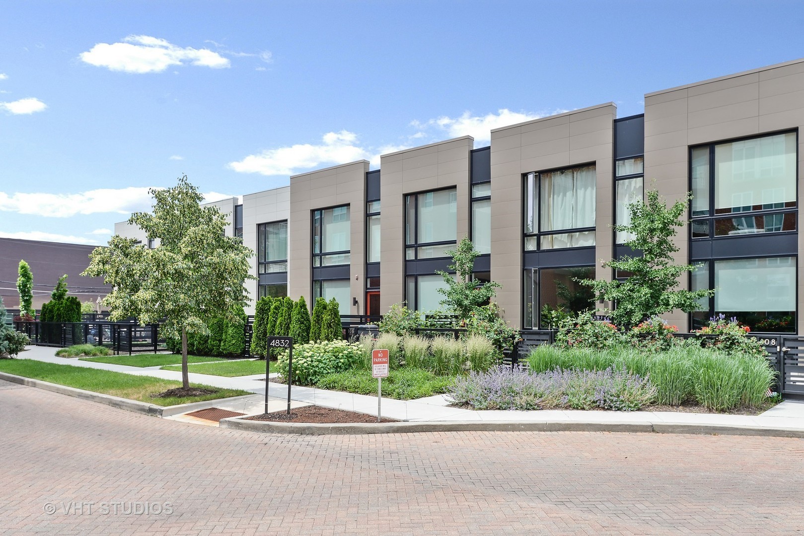 4832 North Clark Street, Unit 101 Chicago, IL 60640 - Photo 22 of 22 a view of a house with a garden