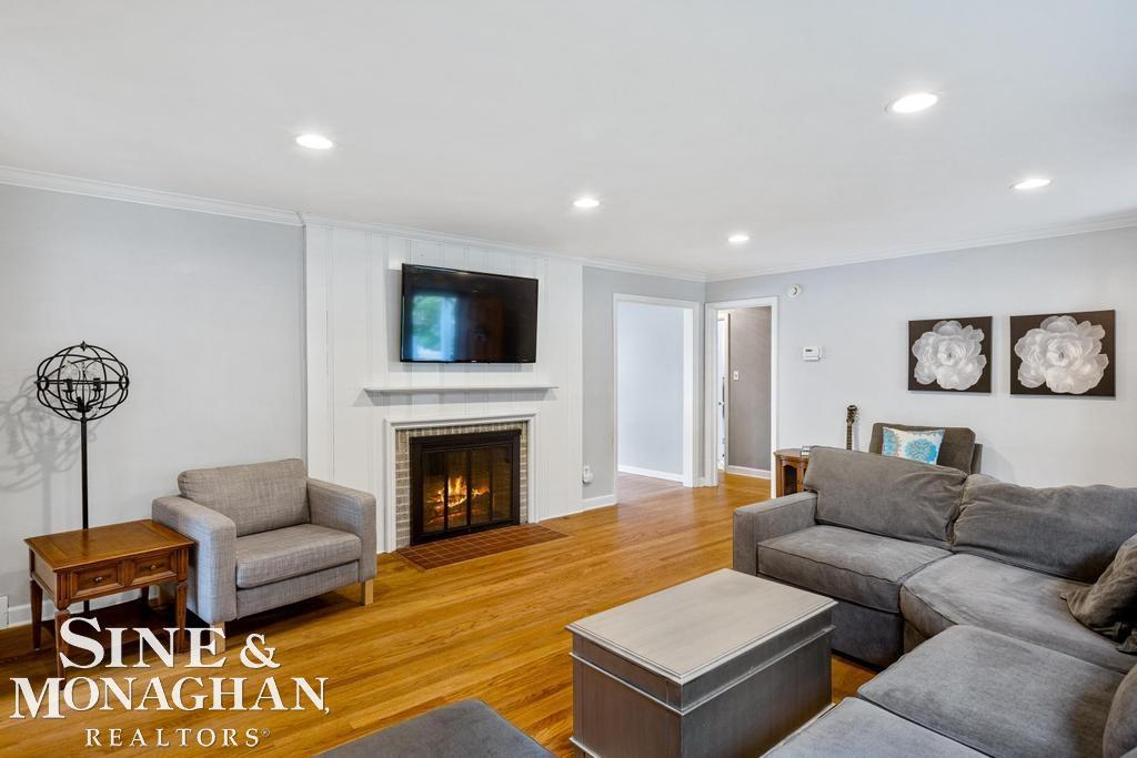 884 Hawthorne Road Grosse Pointe, MI 48236 - Photo 5 of 36 50121865-4.JPG