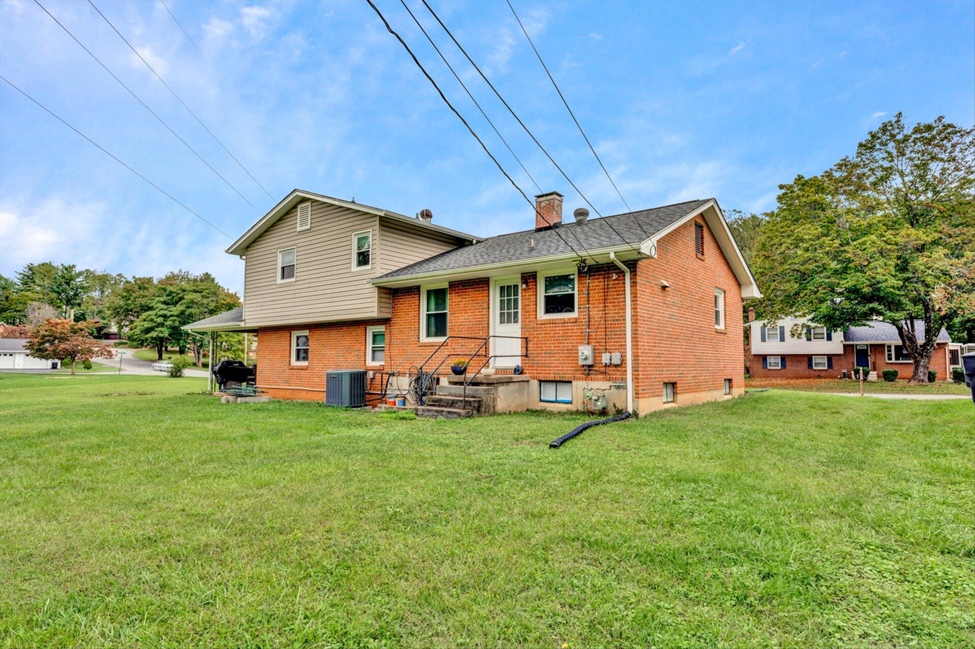 3131 Galloway Drive Roanoke, VA 24018 - Photo 31 of 37 a front view of a house with a garden