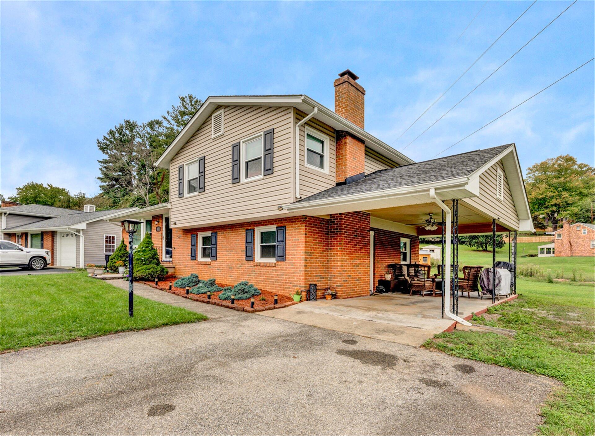 3131 Galloway Drive Roanoke, VA 24018 - Photo 36 of 37 a front view of a house with a yard