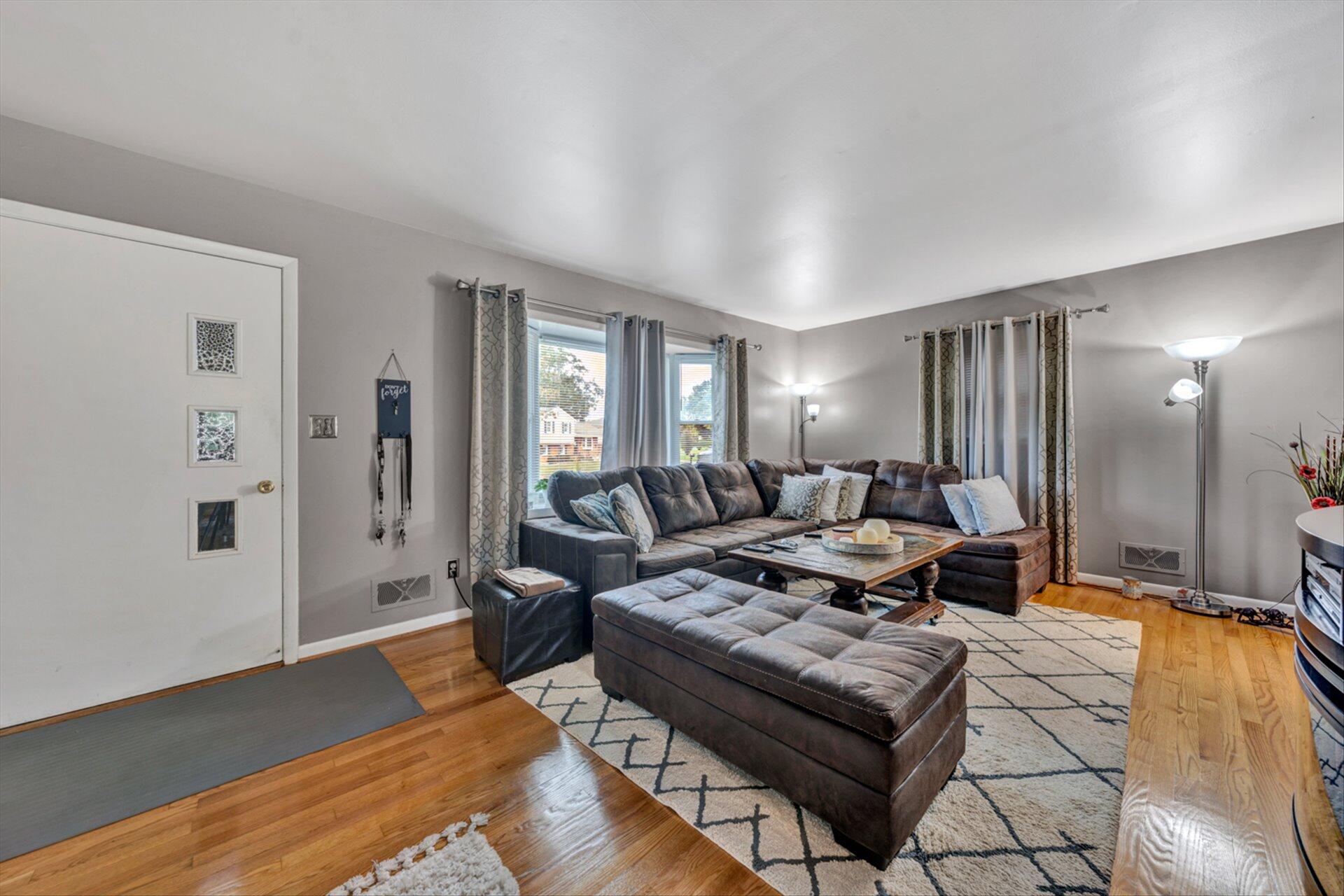 3131 Galloway Drive Roanoke, VA 24018 - Photo 5 of 37 a living room with furniture