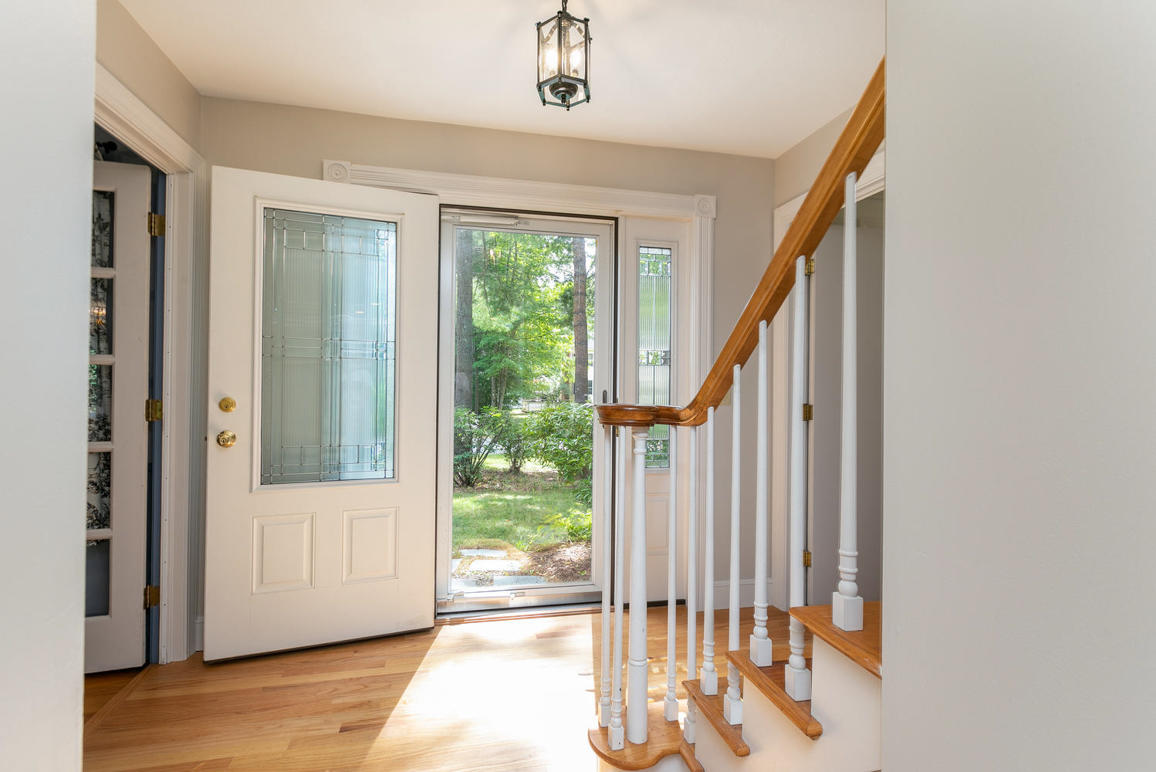 17 Schooner Road Scarborough, ME 04074 - Photo 16 of 33 Foyer-1499x1000-72dpi
