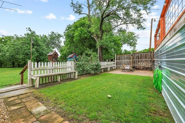 a view of a chair and table in the backyard