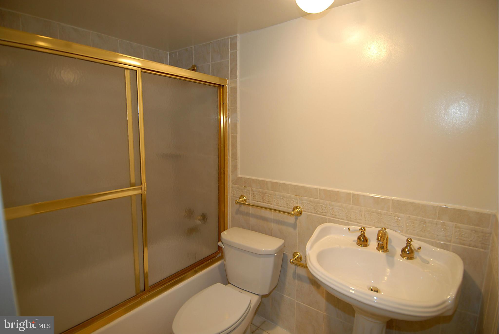 240 M Street Southwest, Unit E201 Washington, DC 20024 - Photo 10 of 27 Bath