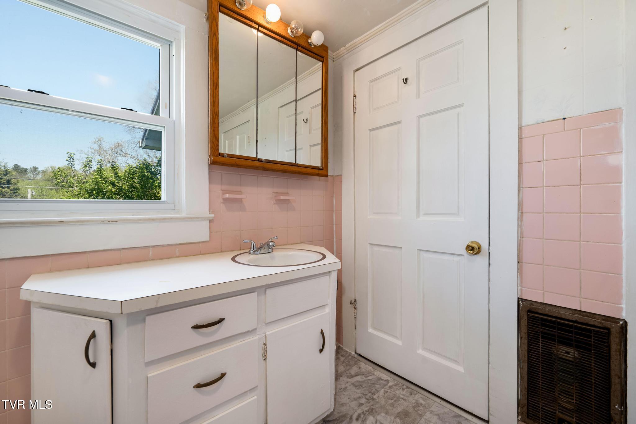 596 Leesburg Road Jonesborough, TN 37659 - Photo 21 of 48 596 Leesburg Road (51 of 56)