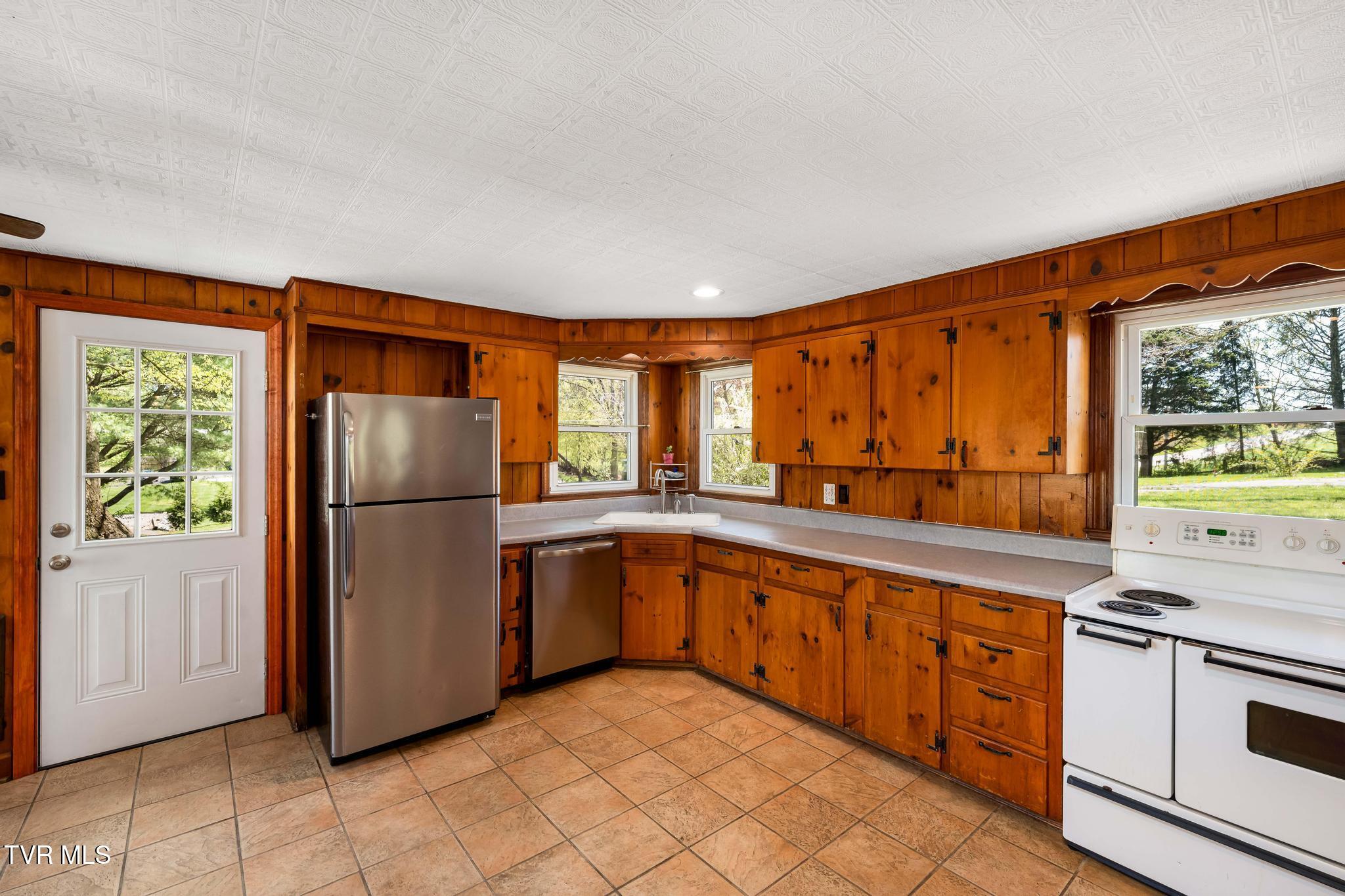 596 Leesburg Road Jonesborough, TN 37659 - Photo 10 of 48 596 Leesburg Road (40 of 56)