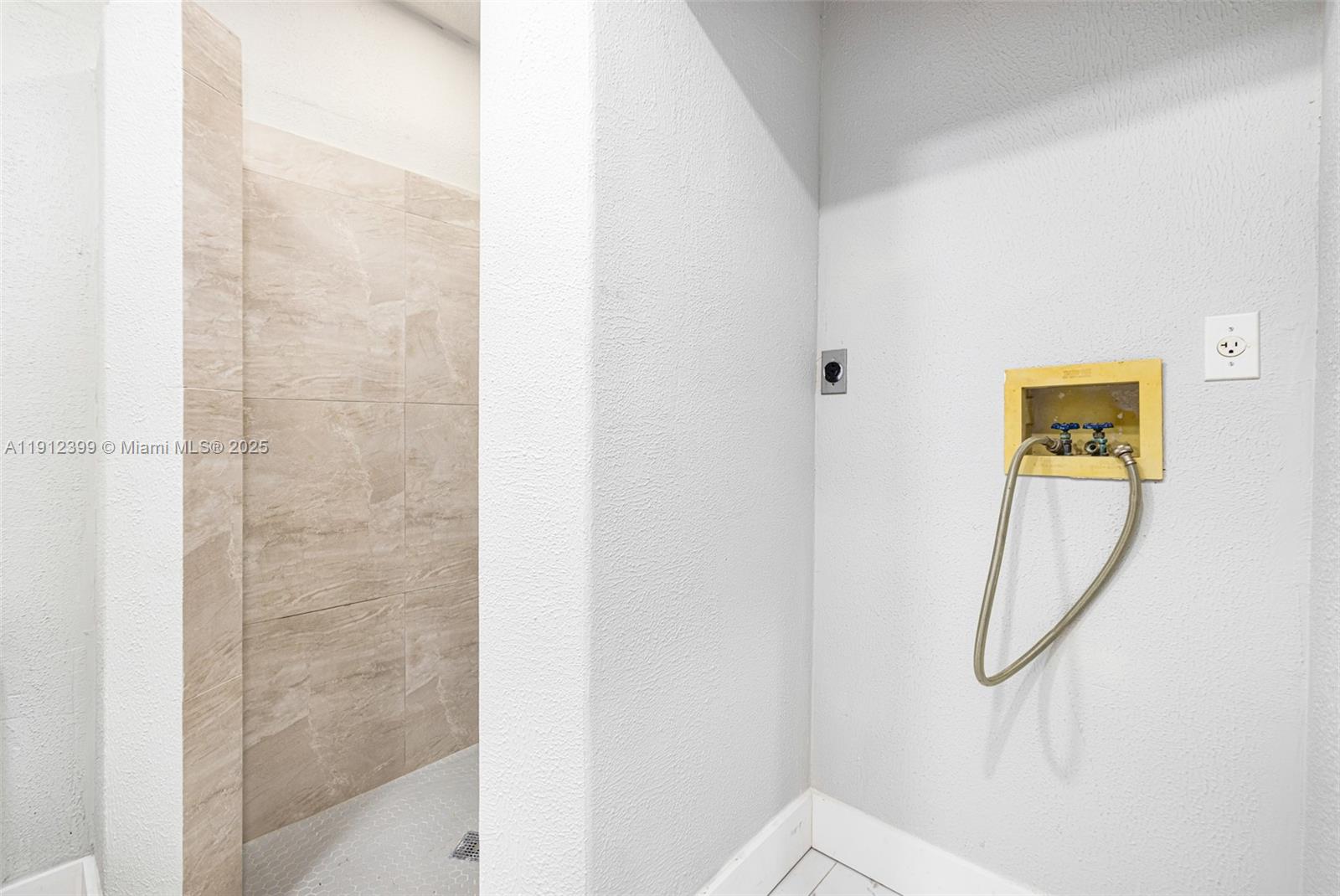 2404 Silver Lake Road LaBelle, FL 33935 - Photo 70 of 89 a bathroom with a shower