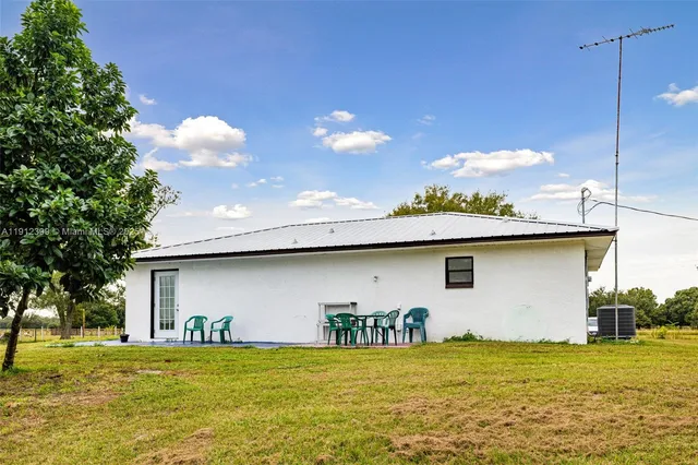 $480,000 | 2404 Silver Lake Road, LaBelle, FL 33935