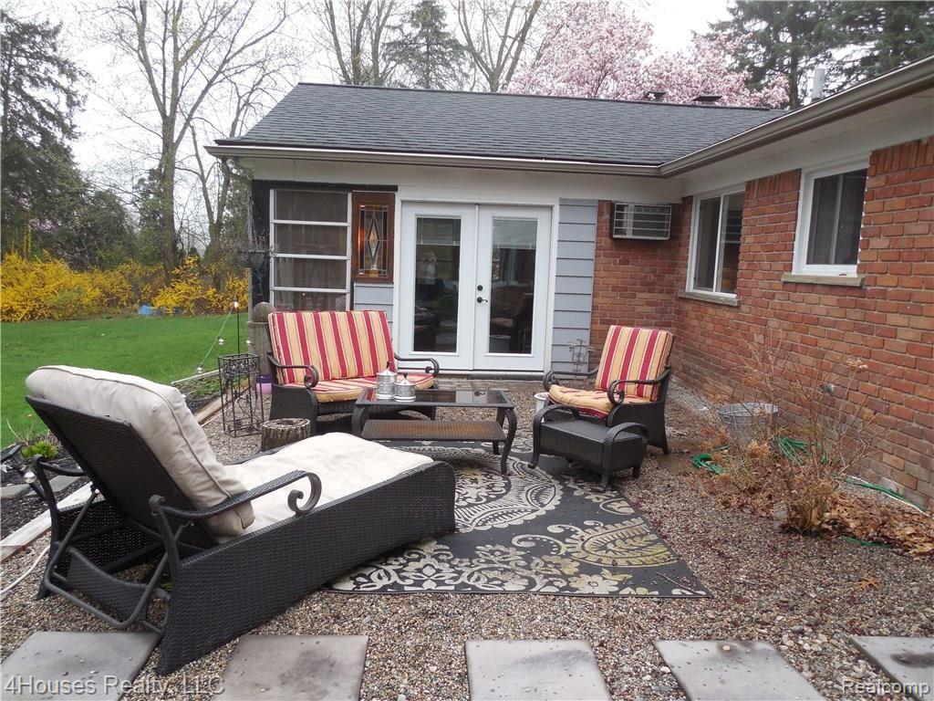 2686 New England Drive Rochester, MI 48309 - Photo 9 of 58 Paved stone patio