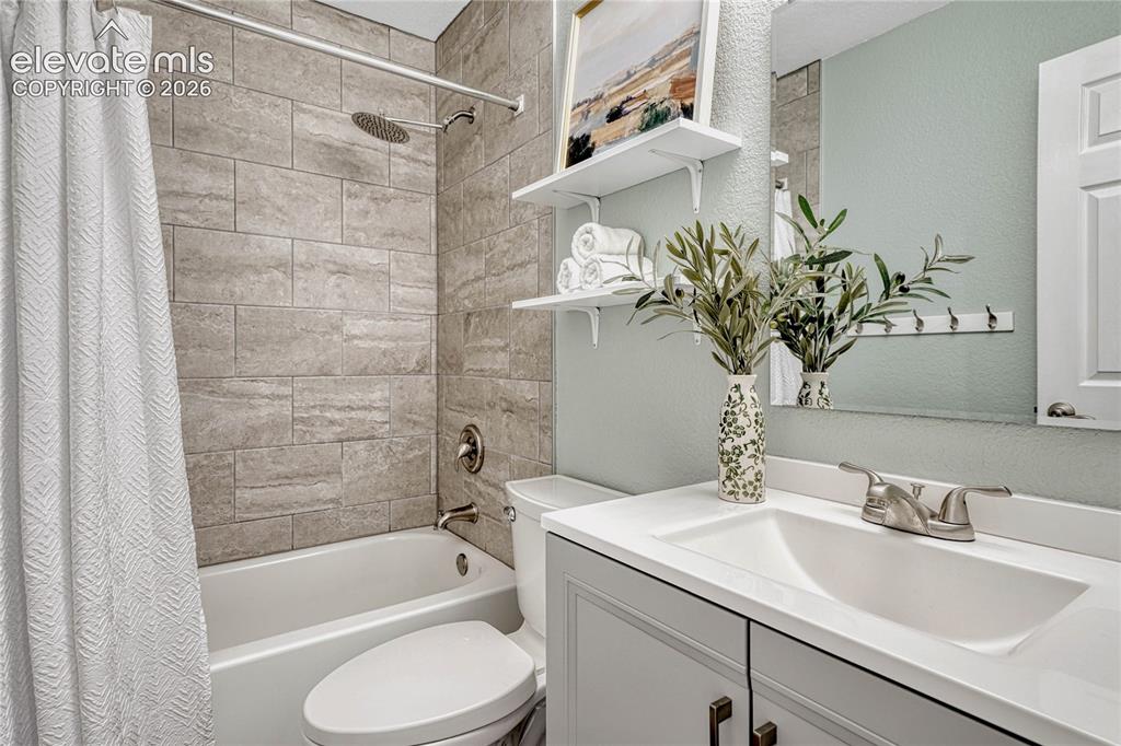 13695 Woodlake Road Elbert, CO 80106 - Photo 23 of 39 Full bathroom on main level.