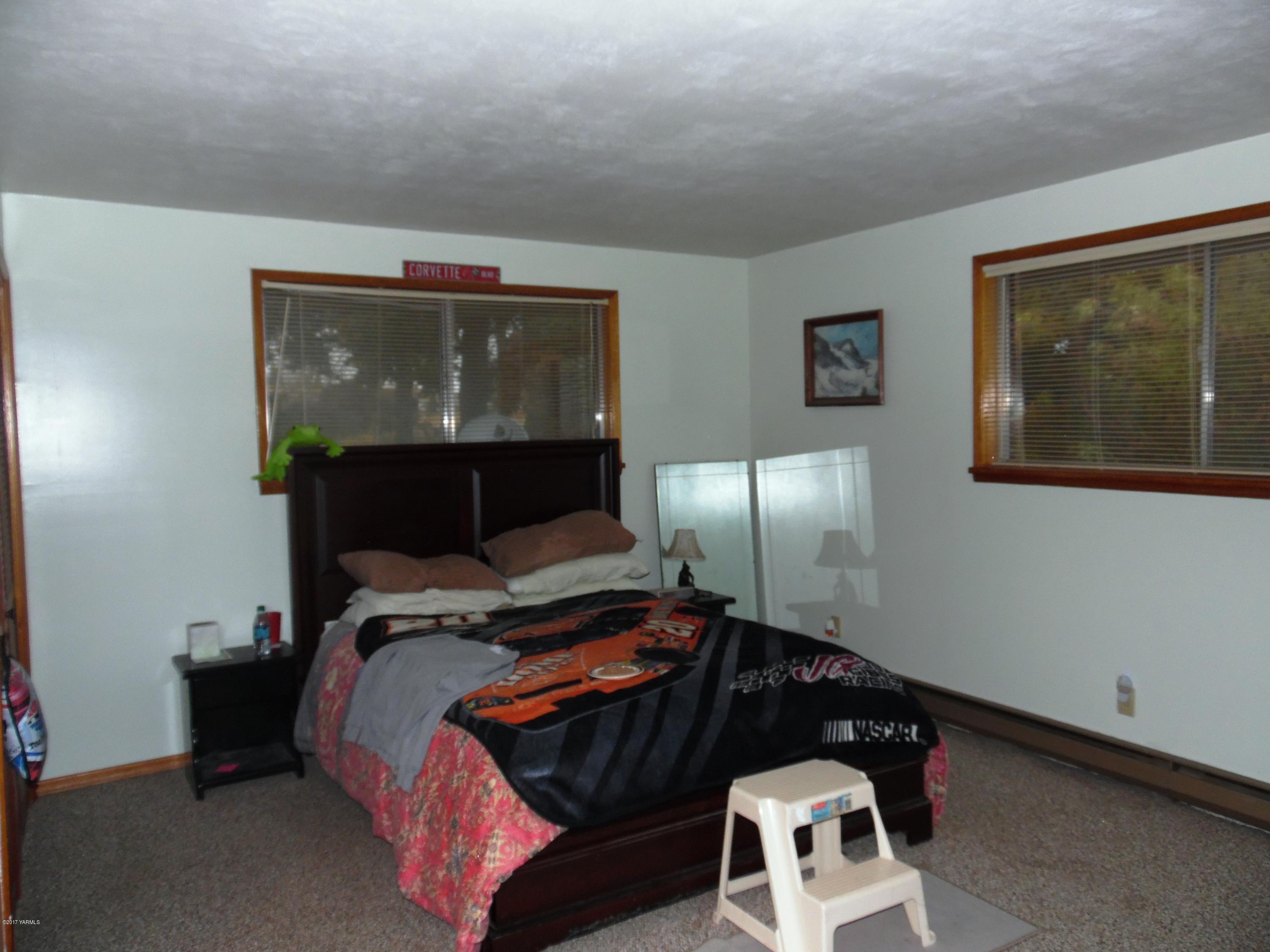 220 Rosenkranz Road Tieton, WA 98947 - Photo 12 of 48 a bedroom with a bed and window