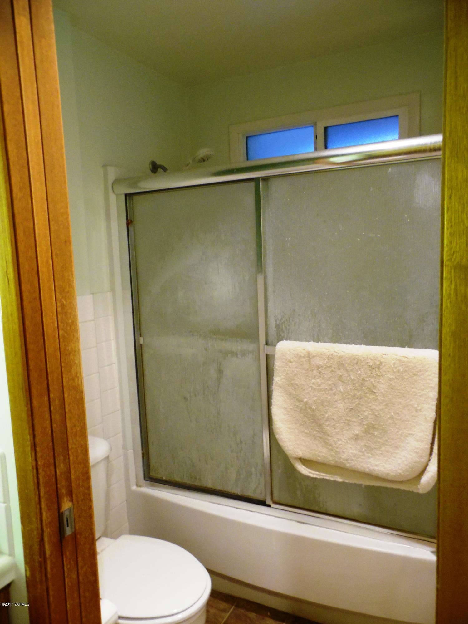 220 Rosenkranz Road Tieton, WA 98947 - Photo 14 of 48 a bathroom with a bathtub and toilet