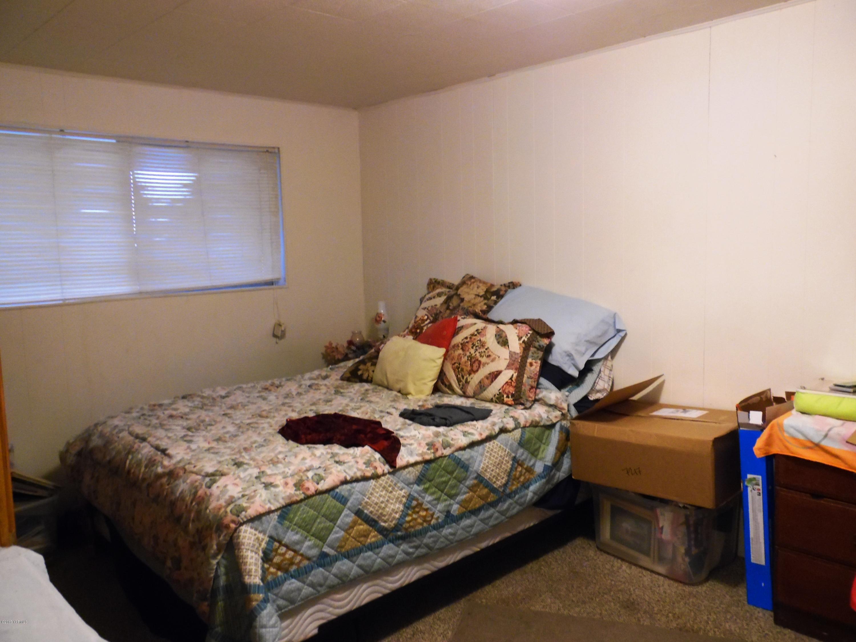 220 Rosenkranz Road Tieton, WA 98947 - Photo 15 of 48 a bedroom with a bed and a window