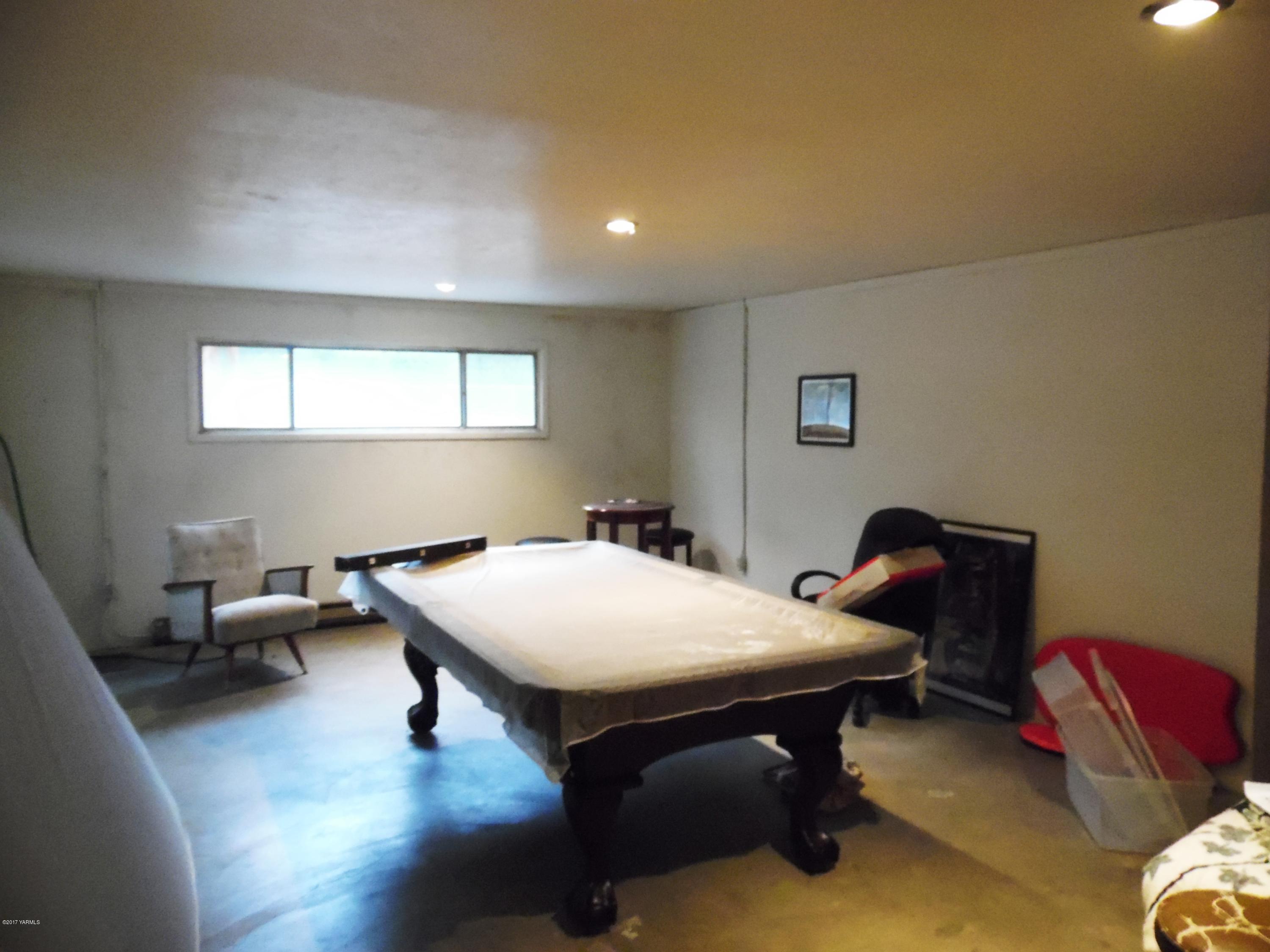 220 Rosenkranz Road Tieton, WA 98947 - Photo 18 of 48 a room with furniture and window
