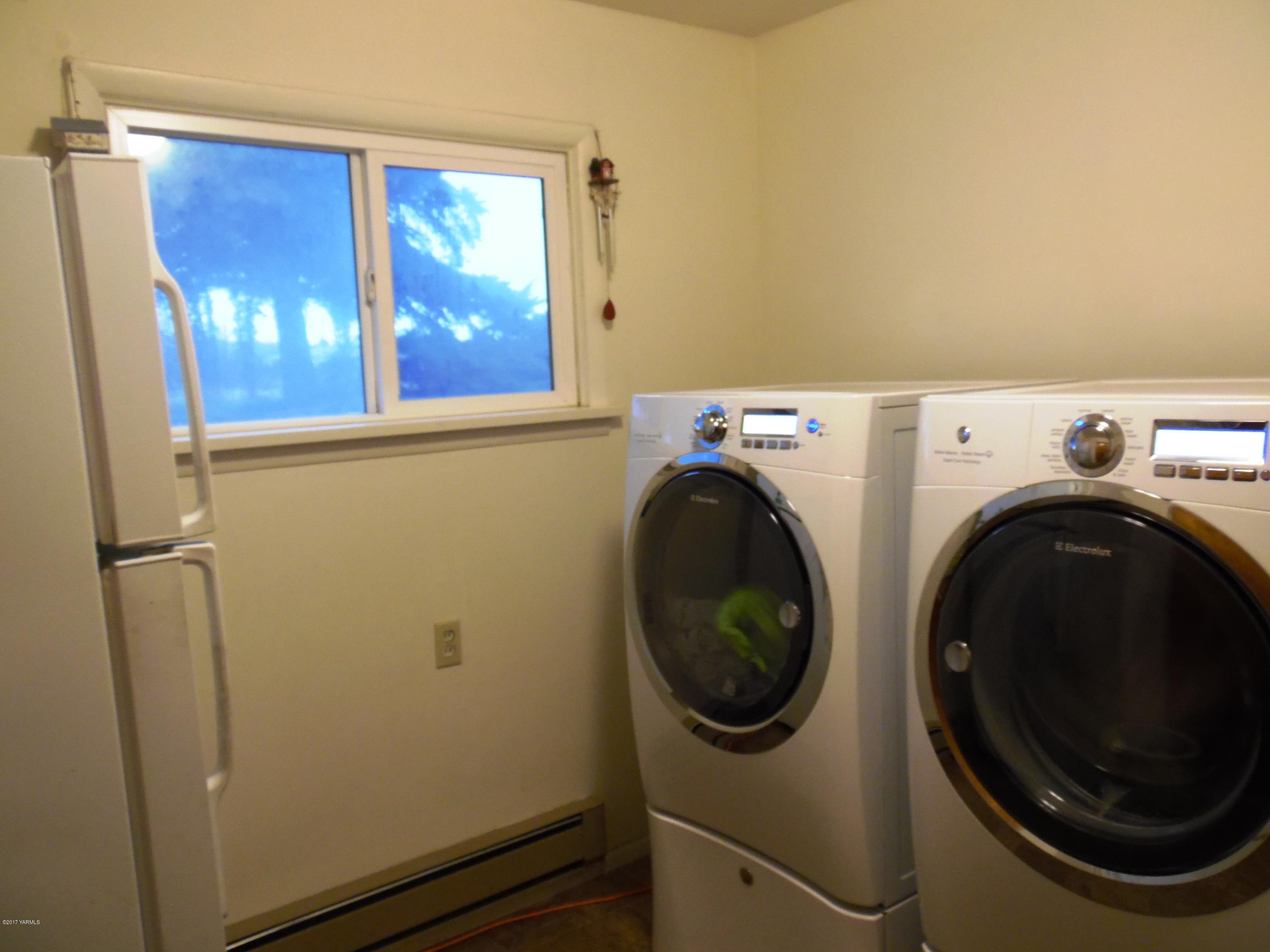 220 Rosenkranz Road Tieton, WA 98947 - Photo 19 of 48 a utility room with dryer and washer