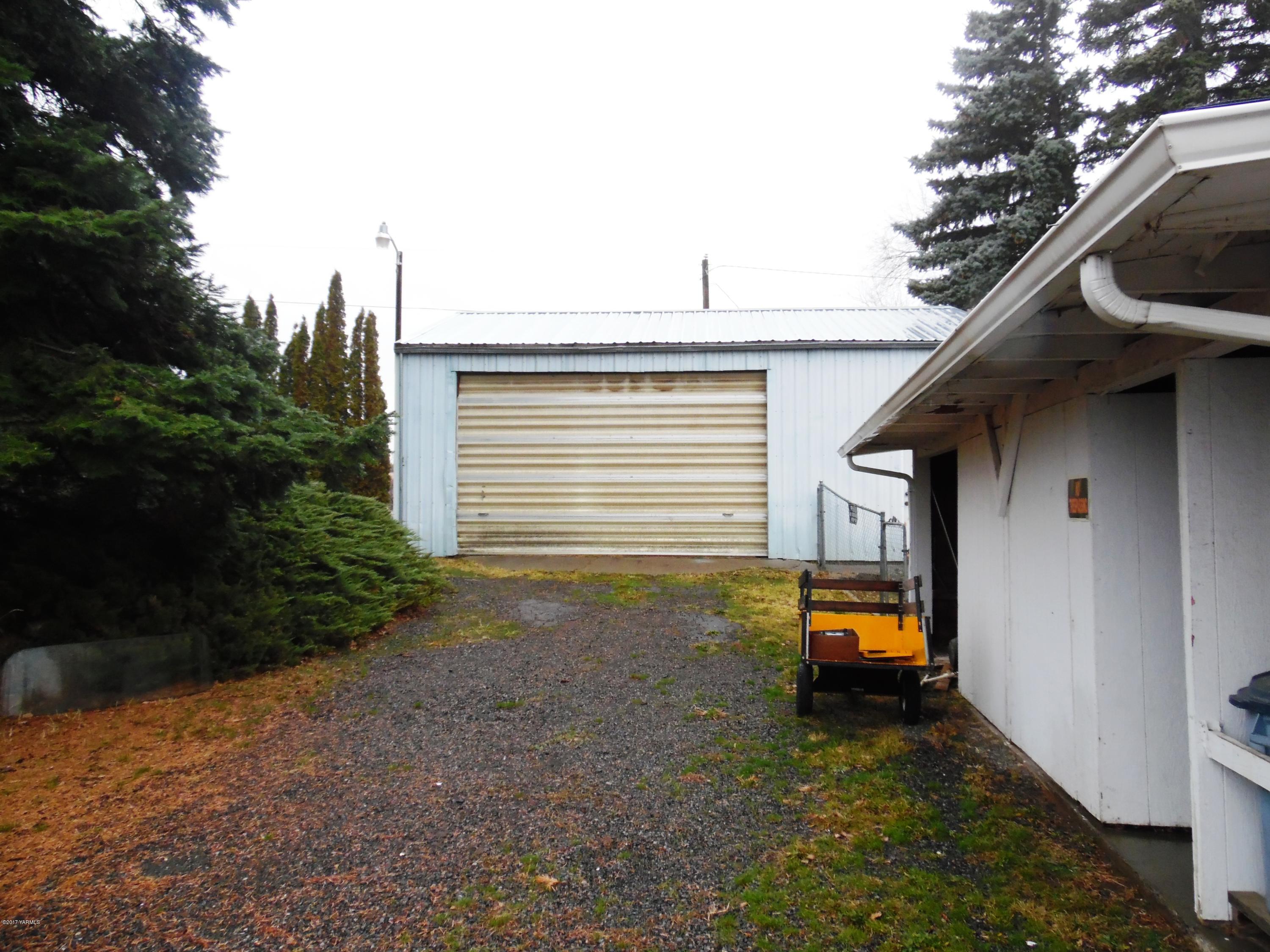 220 Rosenkranz Road Tieton, WA 98947 - Photo 22 of 48 a view of a house with a back yard