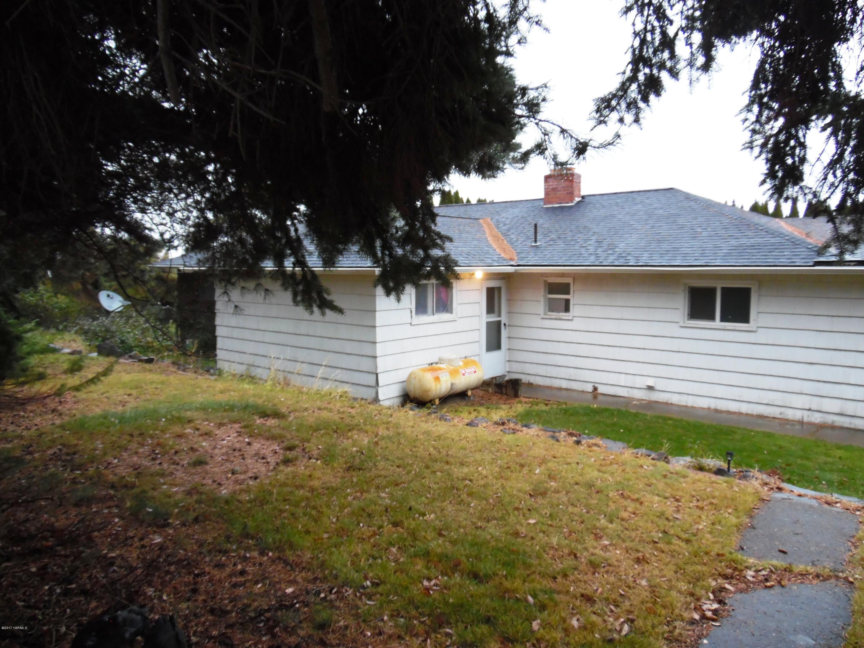 220 Rosenkranz Road Tieton, WA 98947 - Photo 29 of 48 a view of a house with a yard