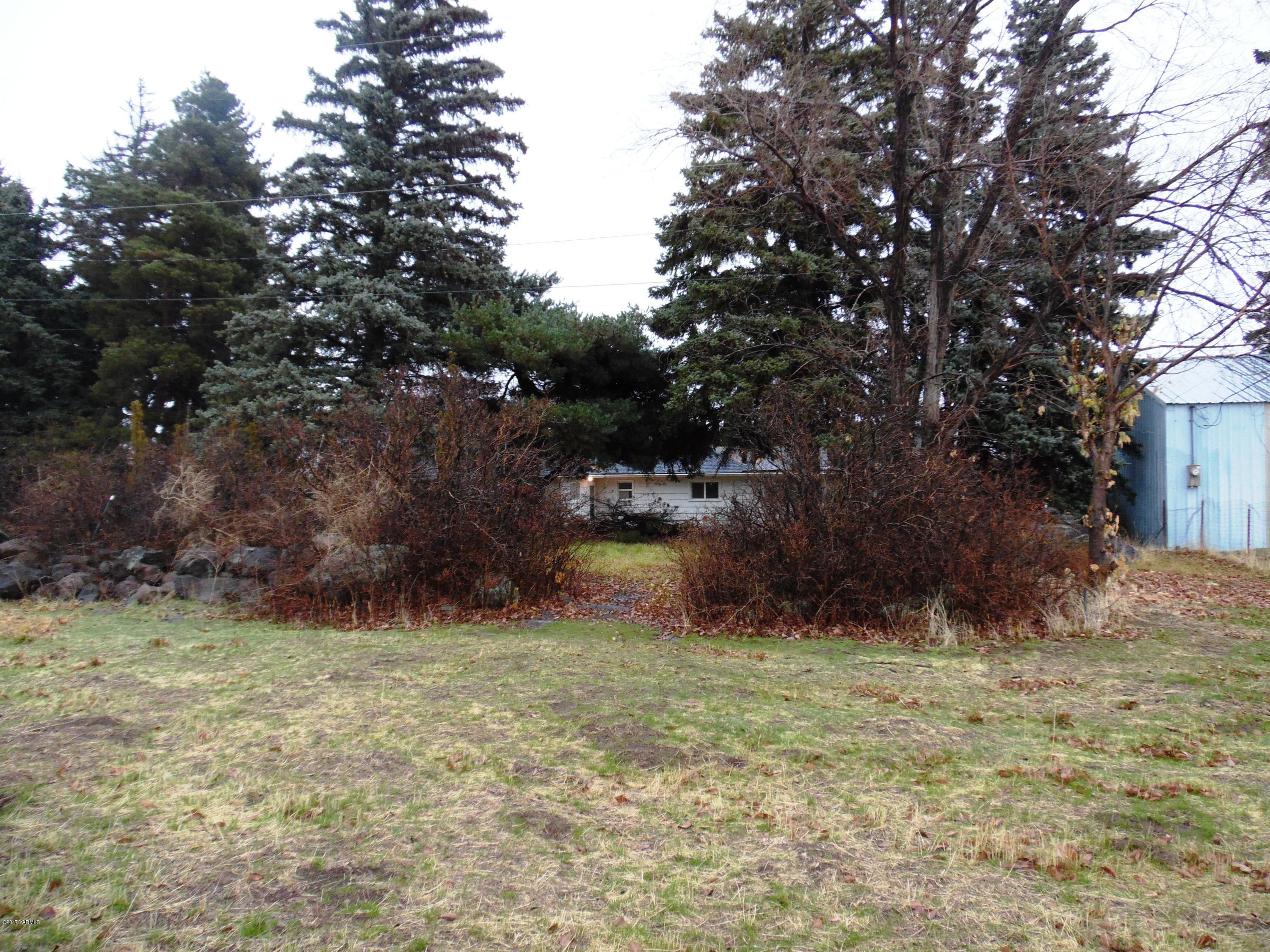 220 Rosenkranz Road Tieton, WA 98947 - Photo 32 of 48 a view of outdoor space and yard