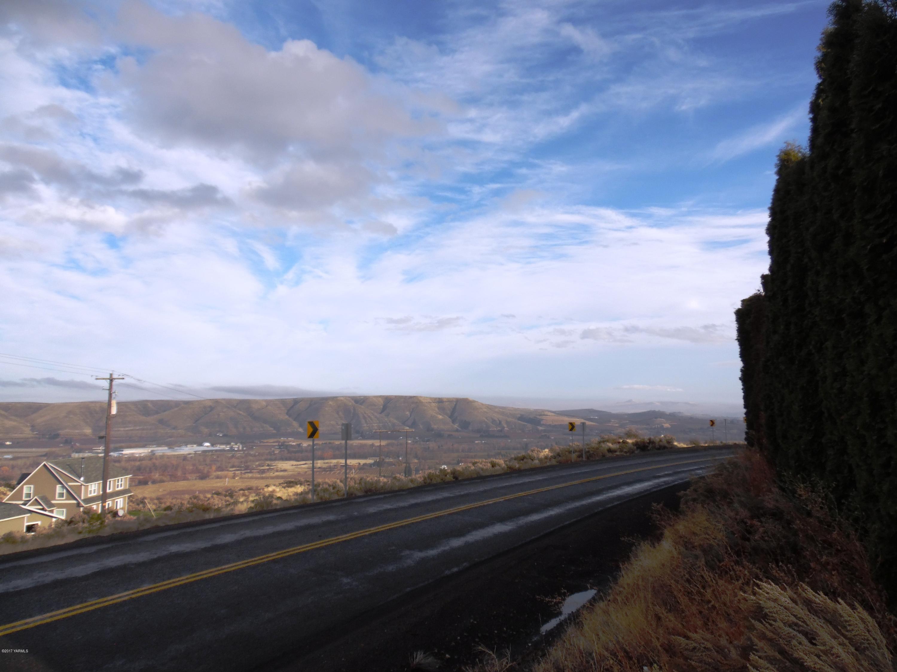 220 Rosenkranz Road Tieton, WA 98947 - Photo 44 of 48 a view of city and mountain