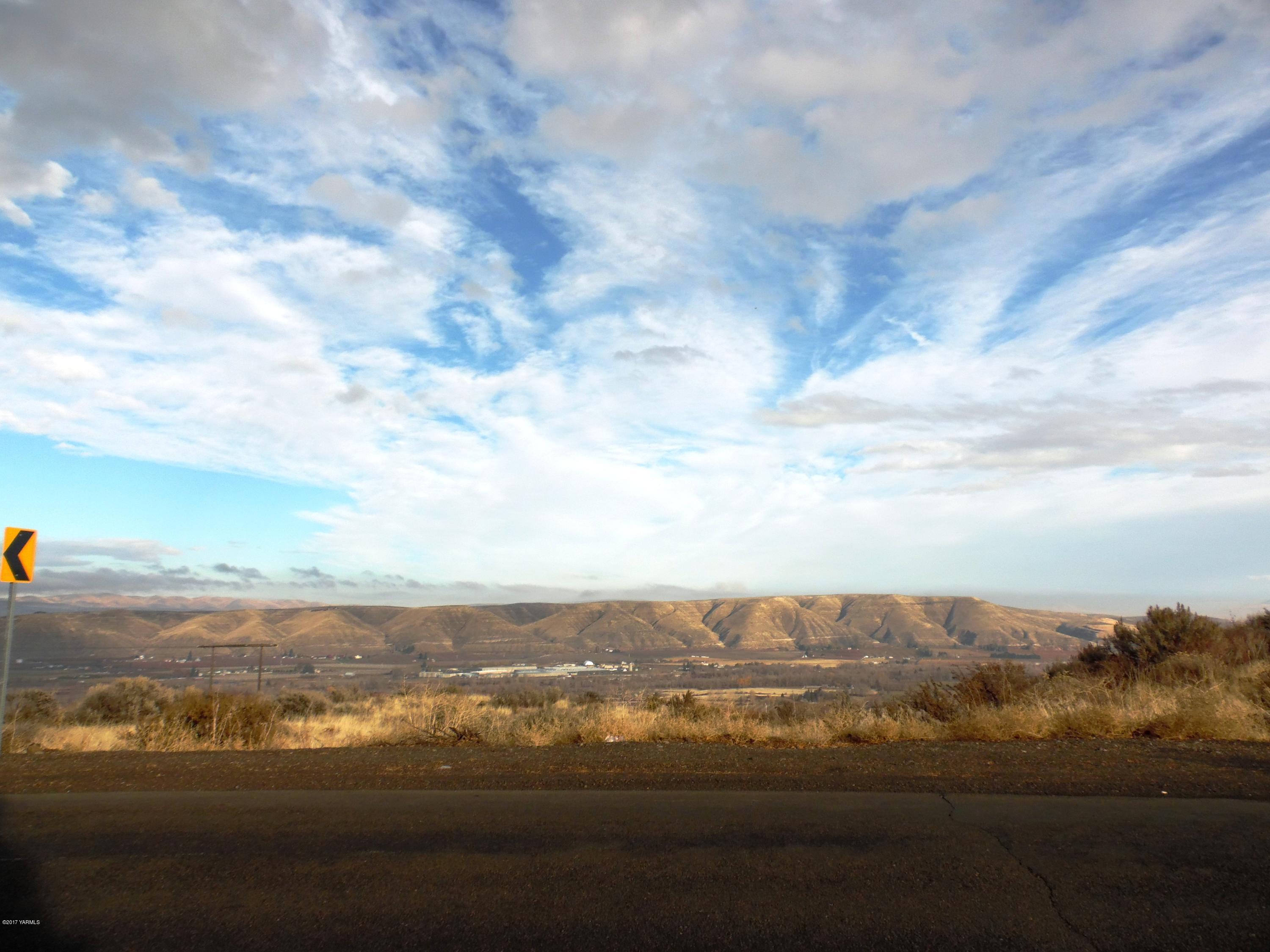 220 Rosenkranz Road Tieton, WA 98947 - Photo 46 of 48 a view of city and mountain