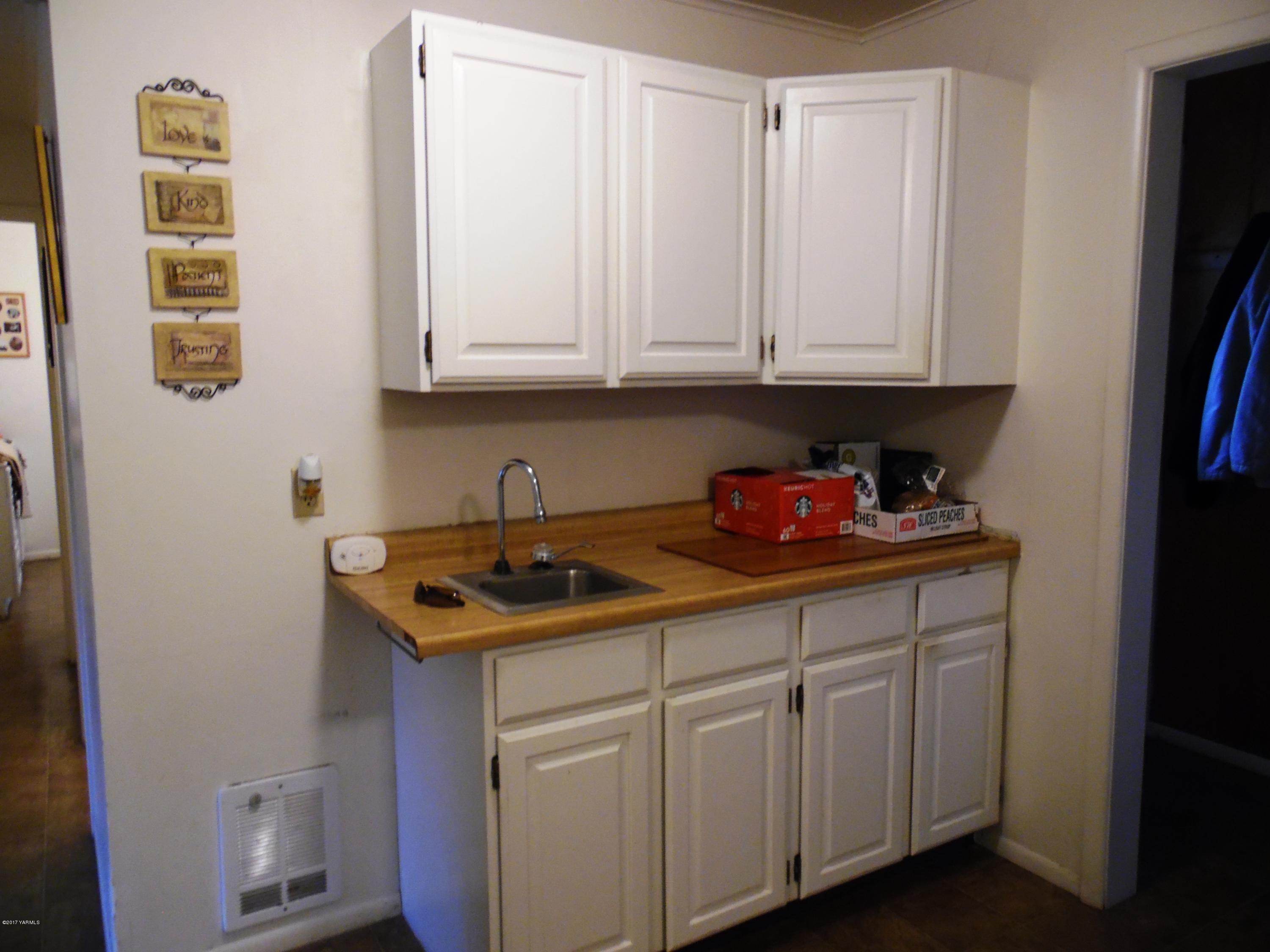 220 Rosenkranz Road Tieton, WA 98947 - Photo 10 of 48 a kitchen with cabinets and a stove top oven