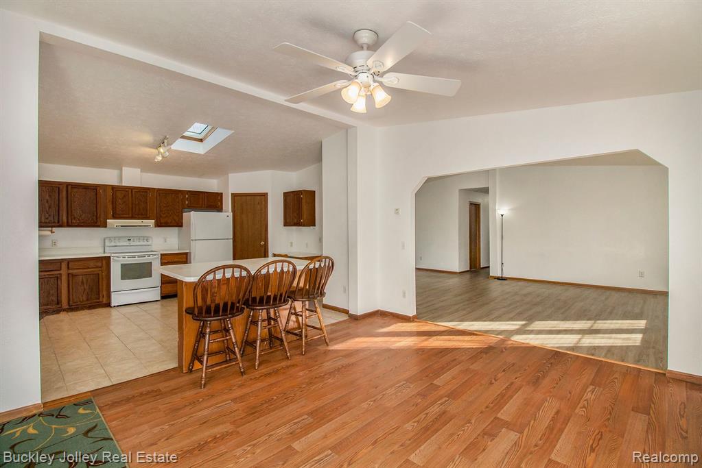 915 Oakcrest Road Howell, MI 48843 - Photo 4 of 23