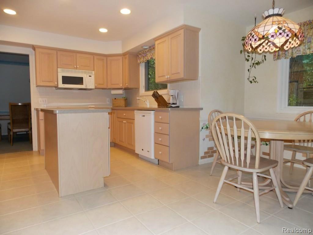 482 Shagbark Drive Rochester, MI 48309 - Photo 16 of 37 Beautiful Large Kitchen