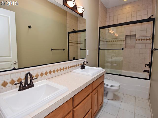 856 Northwest Angel Heights Road Stevenson, WA 98648 - Photo 14 of 16 Bathroom